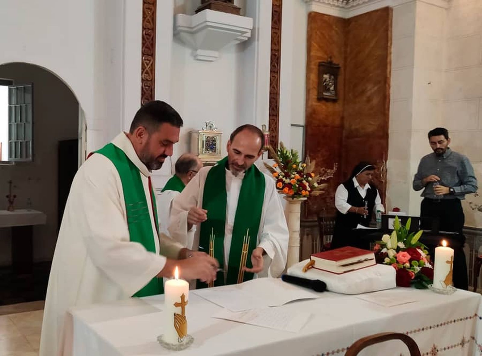 Los jesuitas Àlvar Sánchez y José Luis Vázquez durante una eucaristía en Nador (Marruecos)
