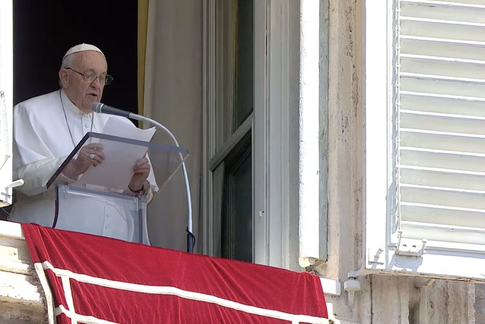 Francisco lee las palabras del Regina Coeli