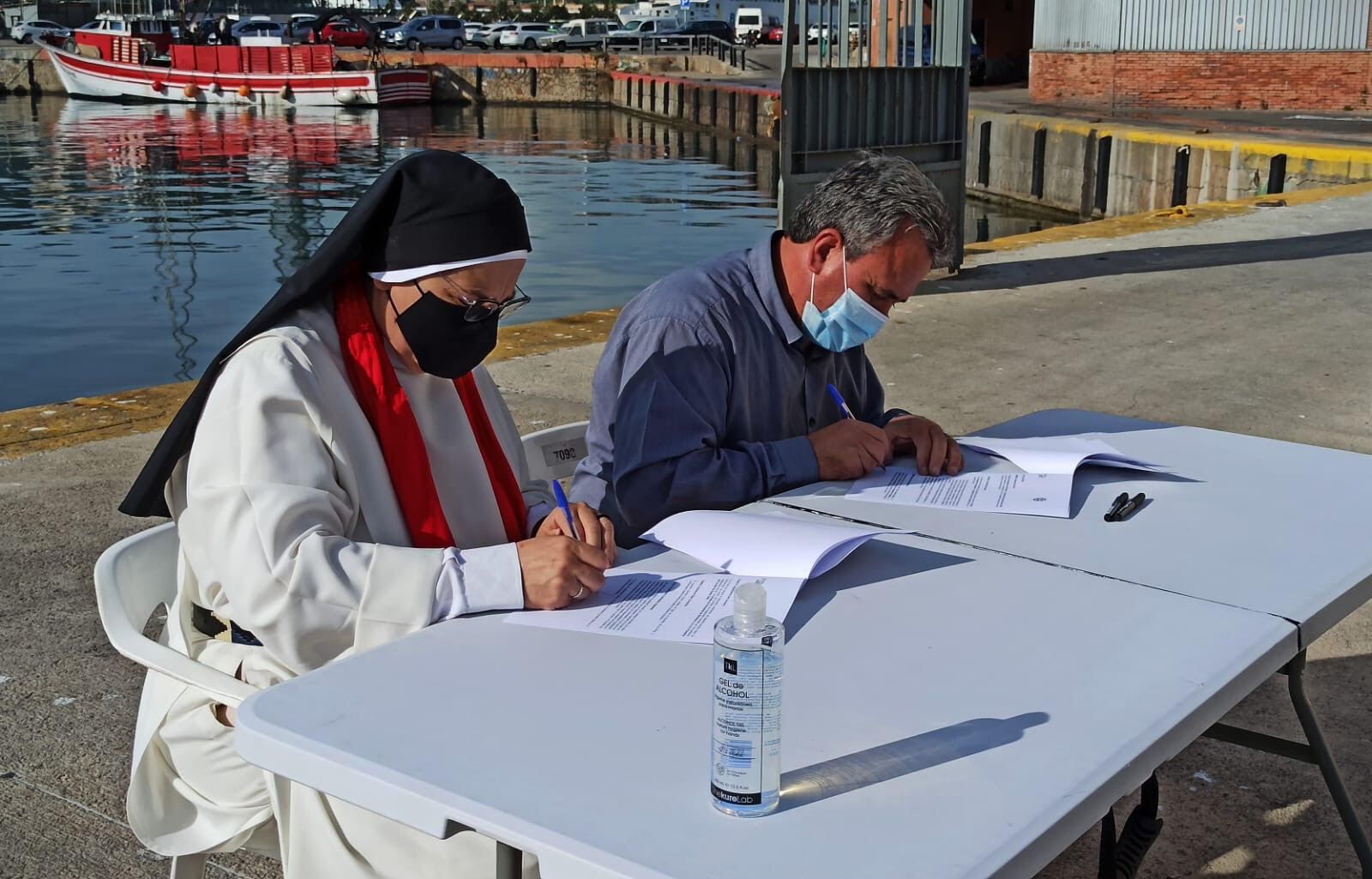 Sor Lucía Caram y presidente de la Cofradía de Pescadores de la Barceloneta