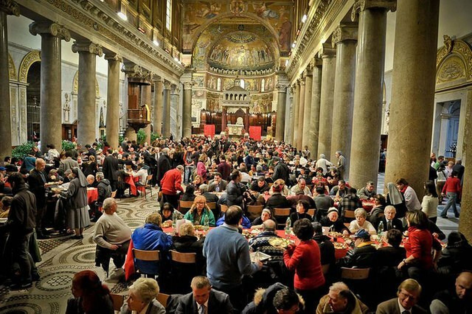 Comida de Sant'Egidio en la iglesia de Santa María en Trastevere