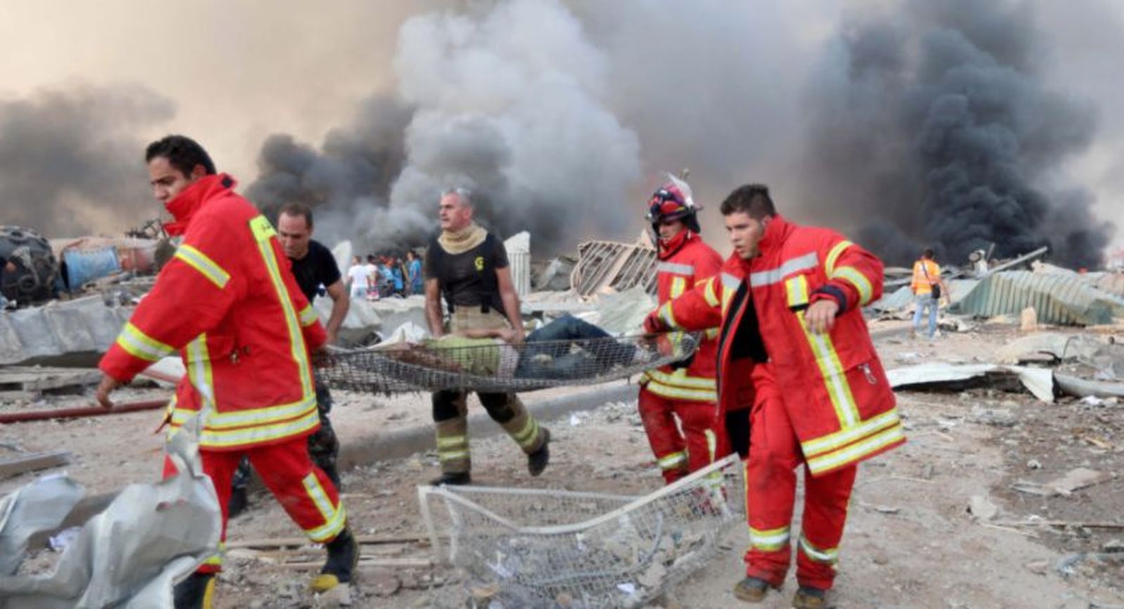 Labores de rescate tras la explosión en Beirut