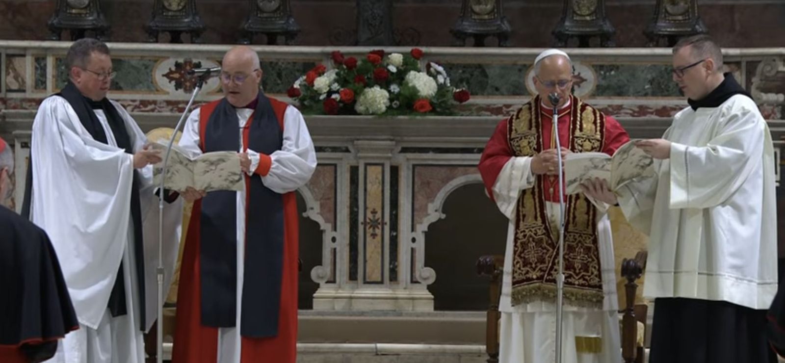 Cottrell y León presidieron conjuntamente la oración