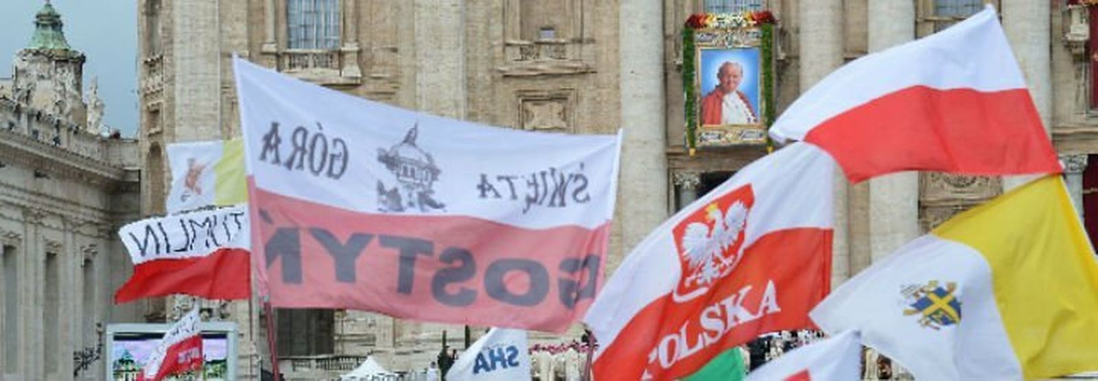 Fieles polacos durante la misa de acción de gracias en la plaza de San Pedro