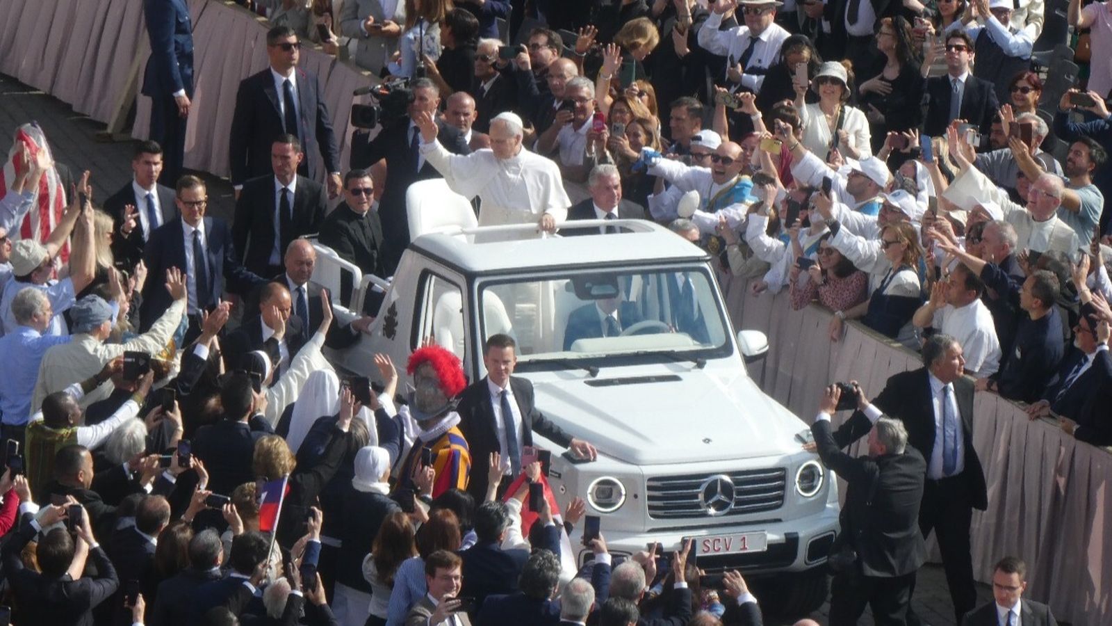 León XIV en el papamóvil