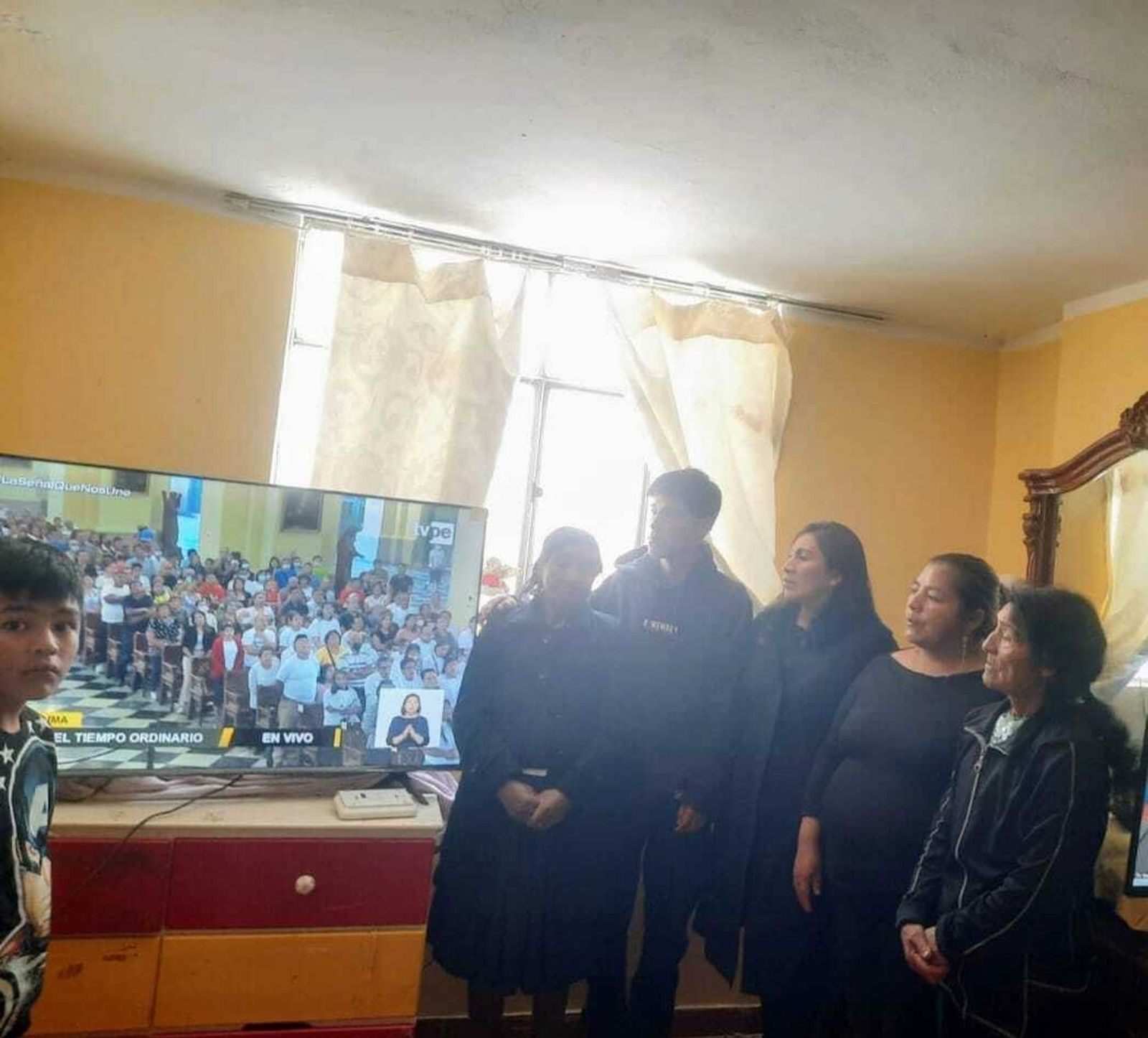 A distancia por la televisión y redes sociales se siguió conmevedora eucaristía