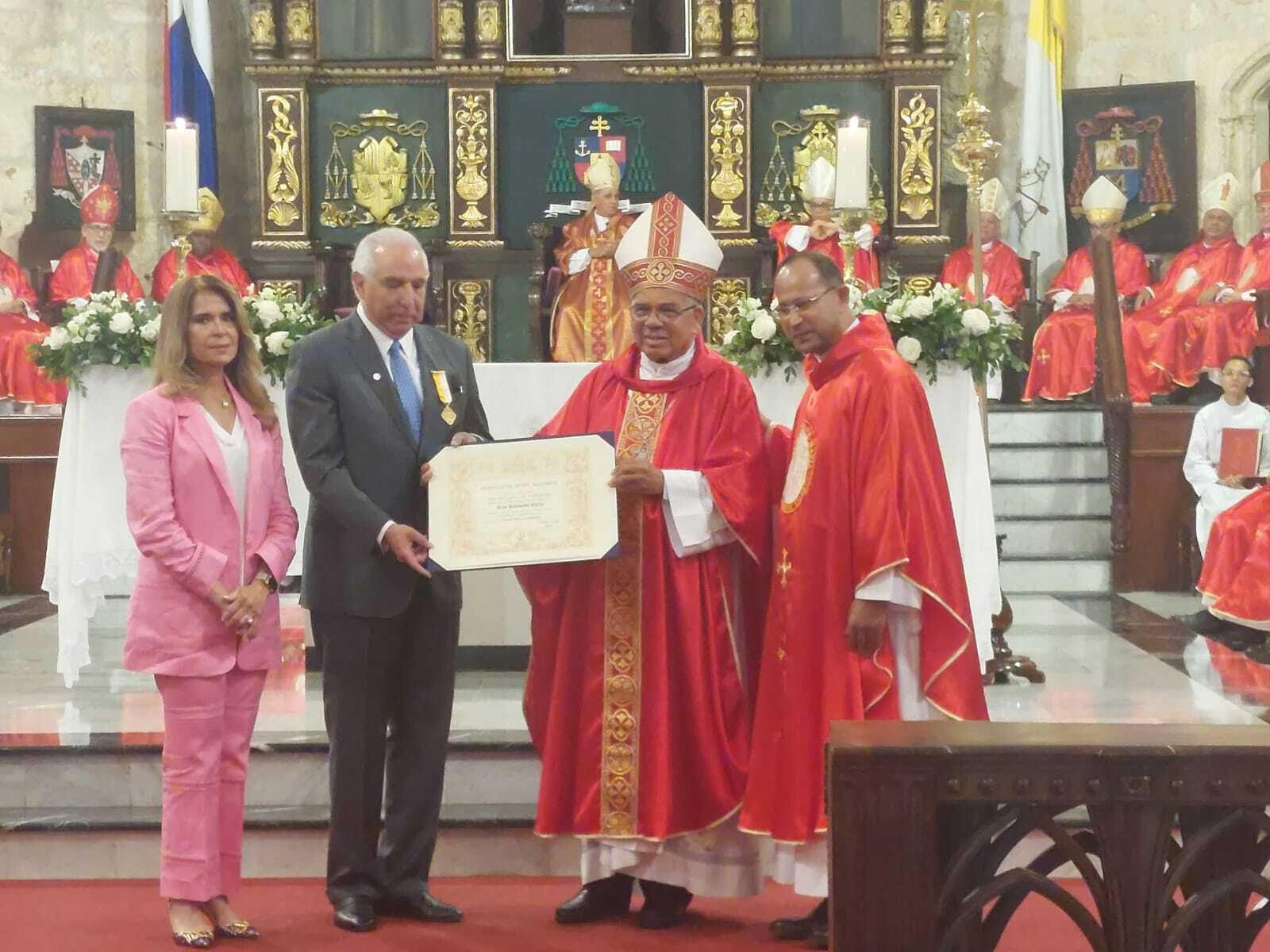 Ramón Tallaj, recibiendo la medalla papal "Pro Ecclesia et Pontifice"