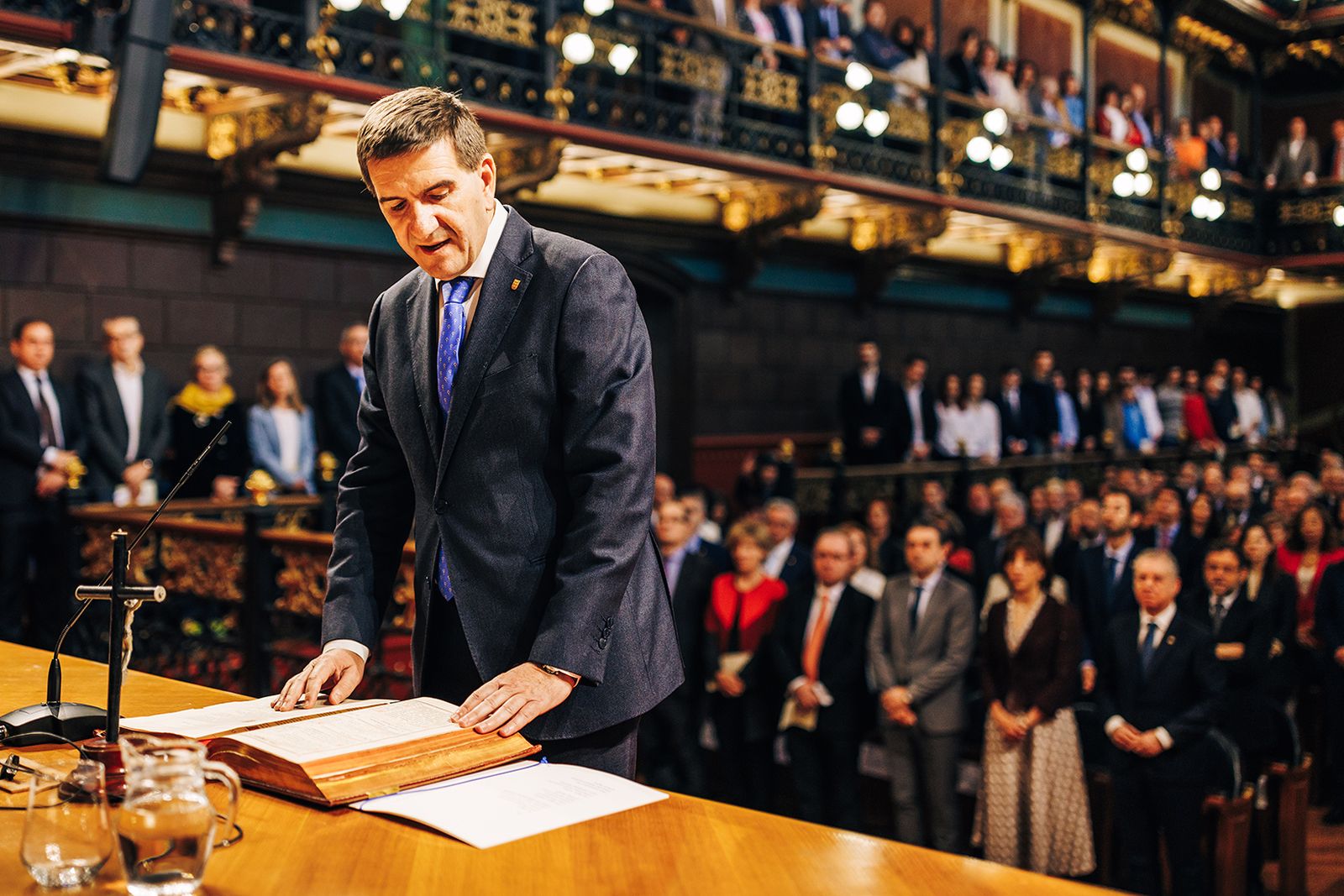 Más de 400 personas acudieron a la toma de posesión del rector de Deusto