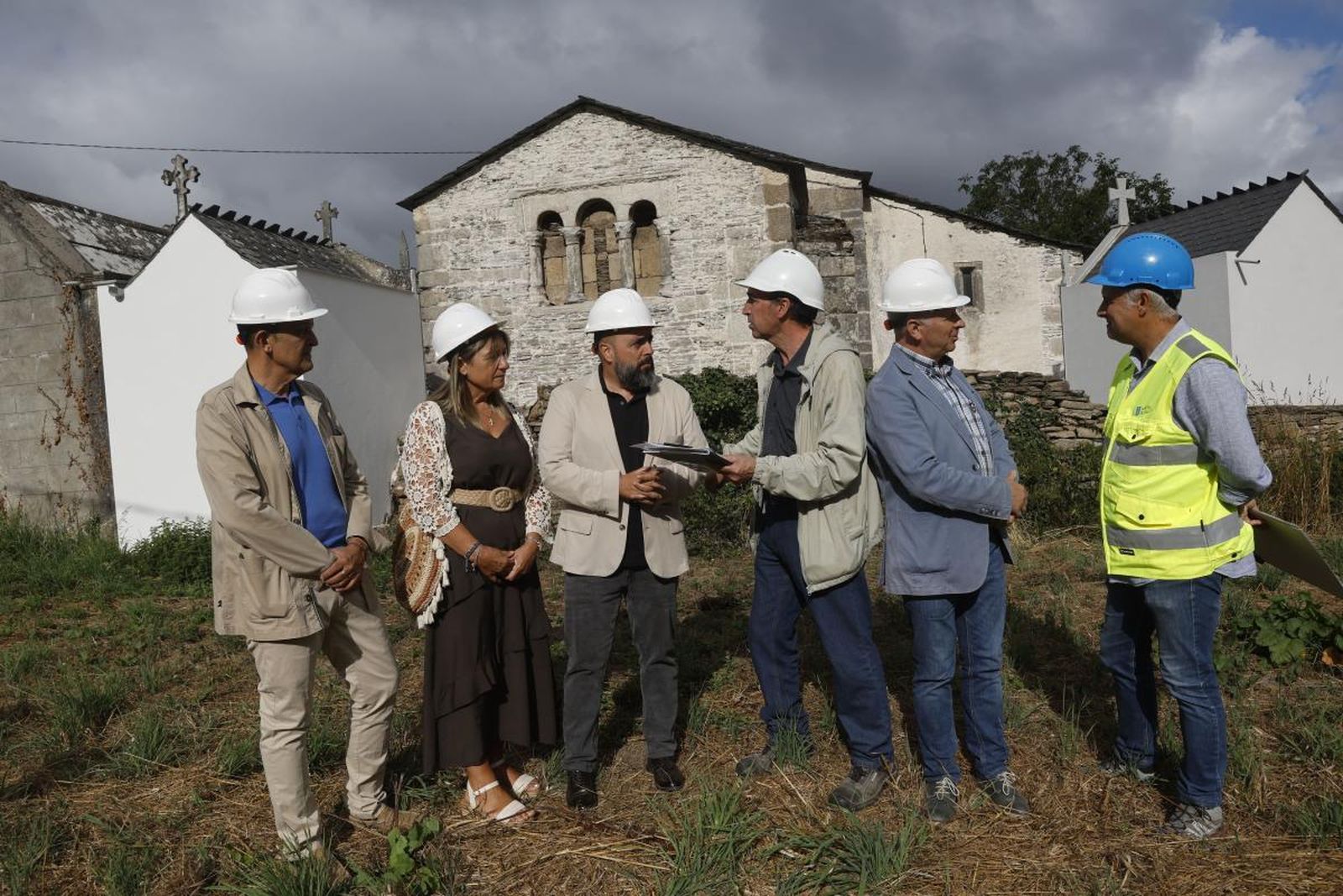 Ángel  Miramontes visita las excavaciones en la Iglesia de Esperante