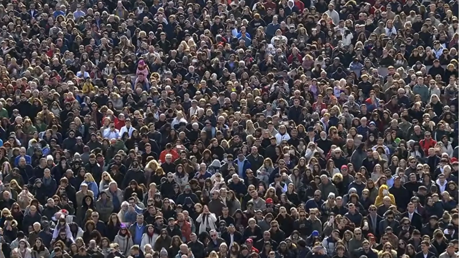 Fieles en la plaza de San Pedro
