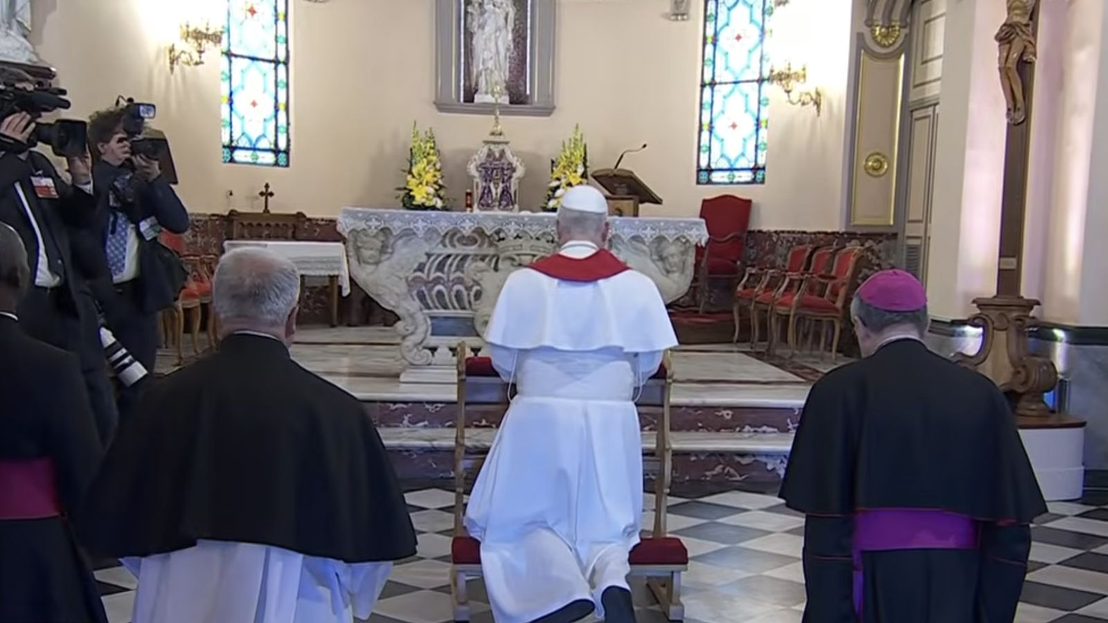 CEl Papa en la capilla de Santa Devota