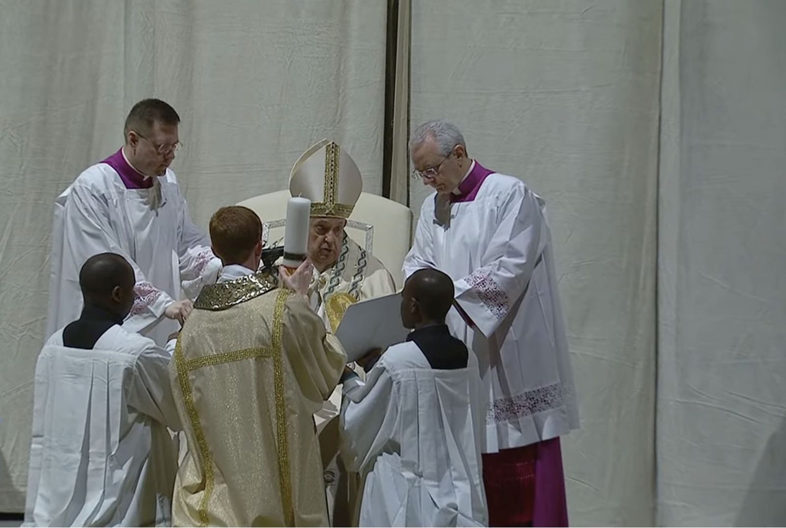 Francisco marca el cirio pascual durante la vigilia de Sábado Santo