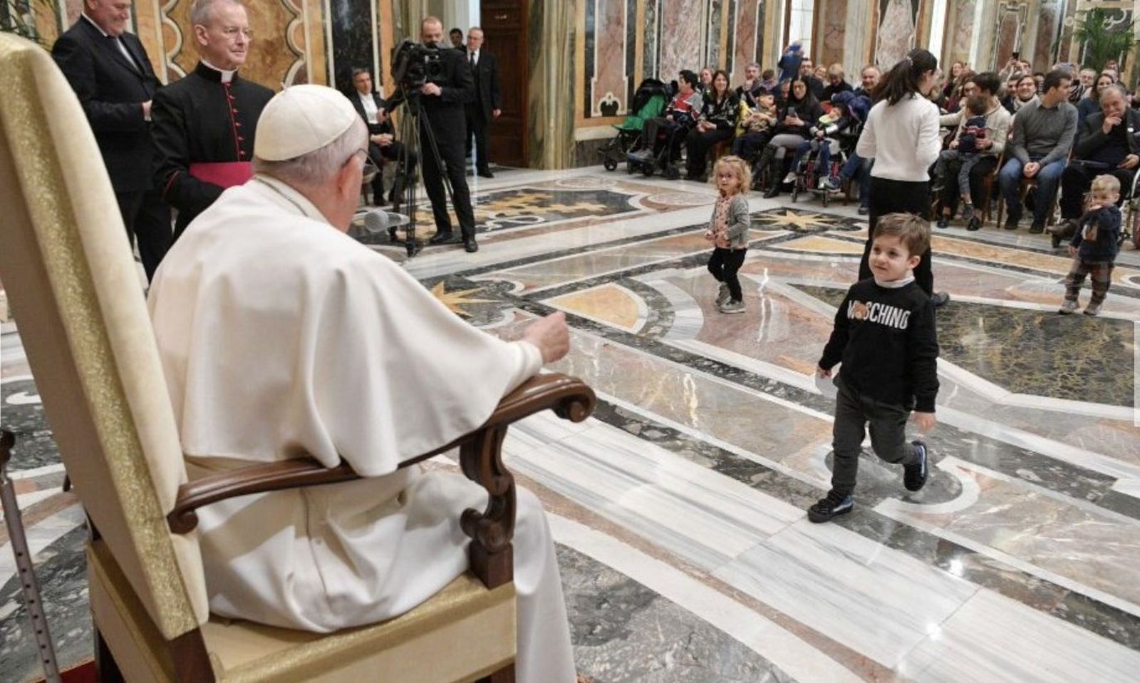 Francisco pide que "nadie sea excluido ni discriminado del servicio sanitario"