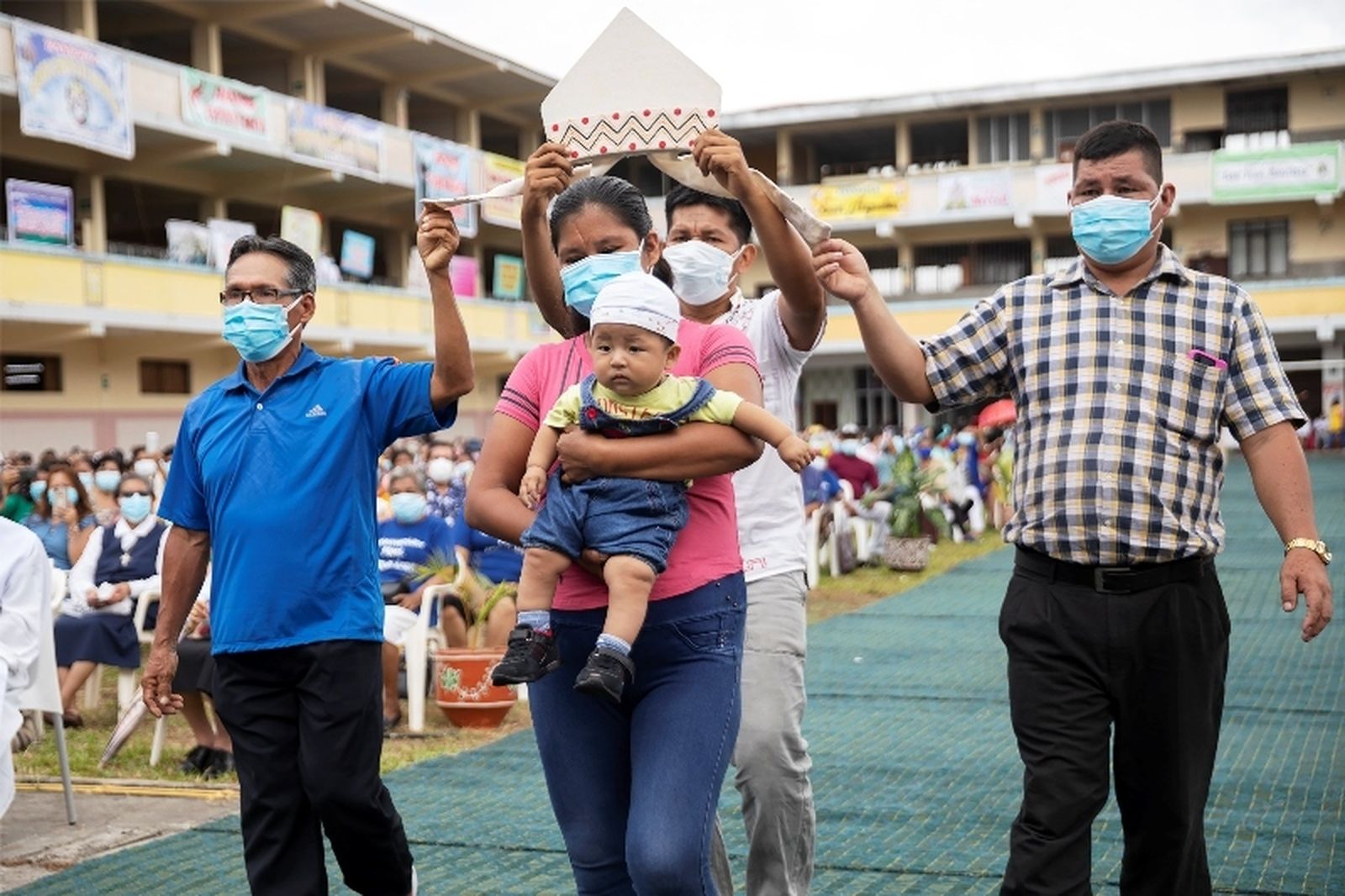 Animadores de comunidades llevan la mitra