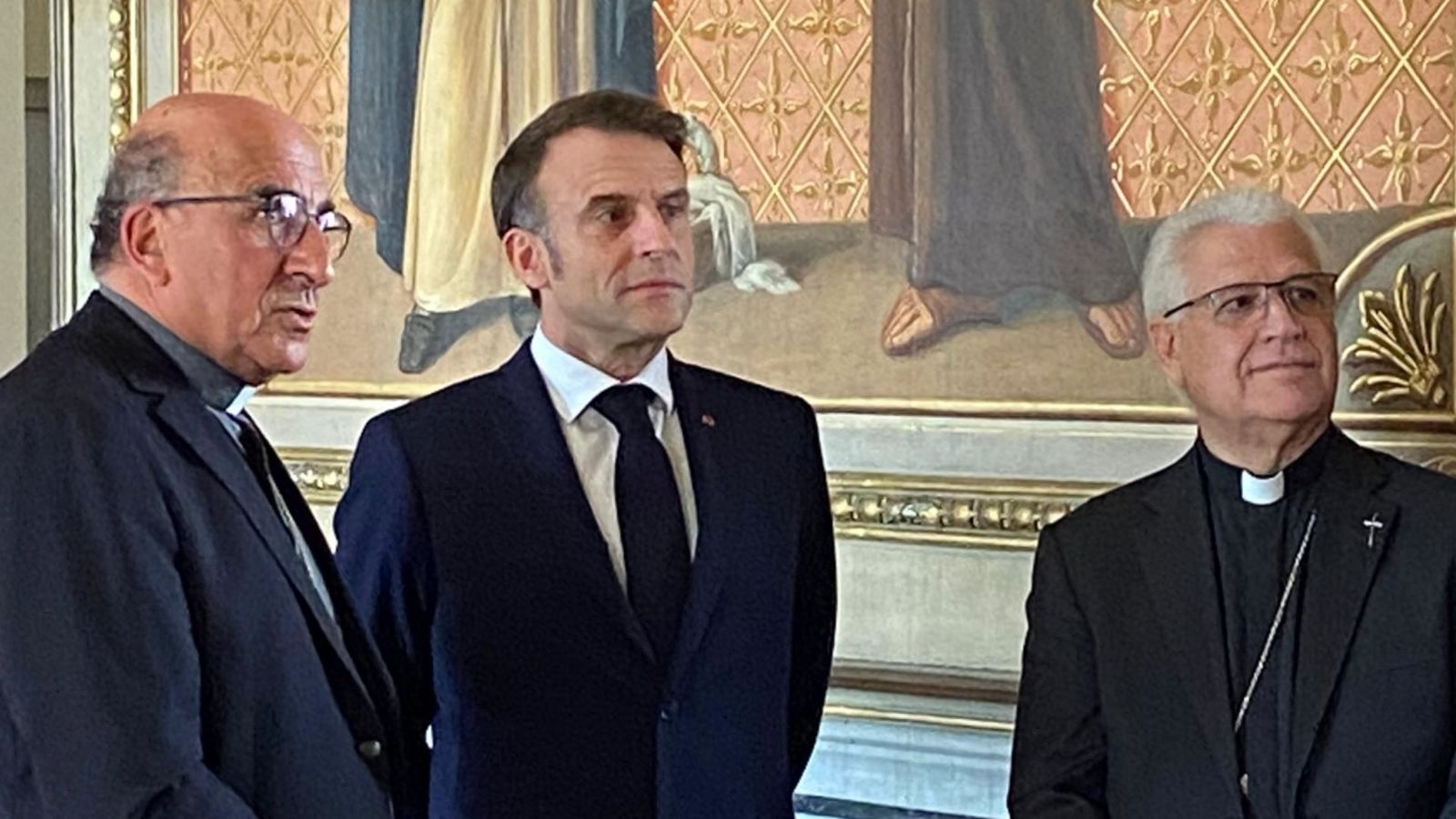 Mons Chomali y Mons Lorenzelli con Presidente Macron