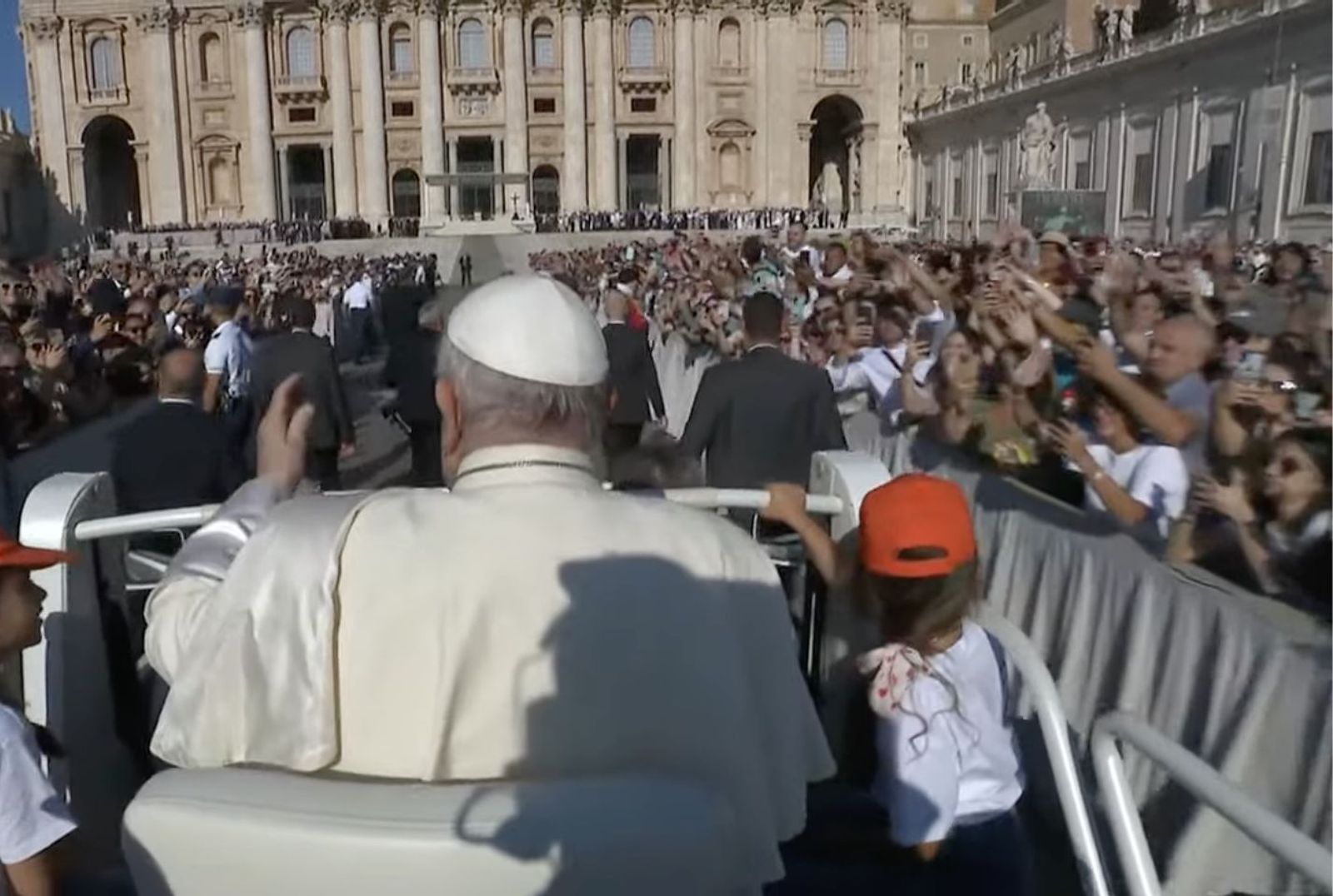Francisco, en el papamóvil, acompañado de niños antes para la audiencia general