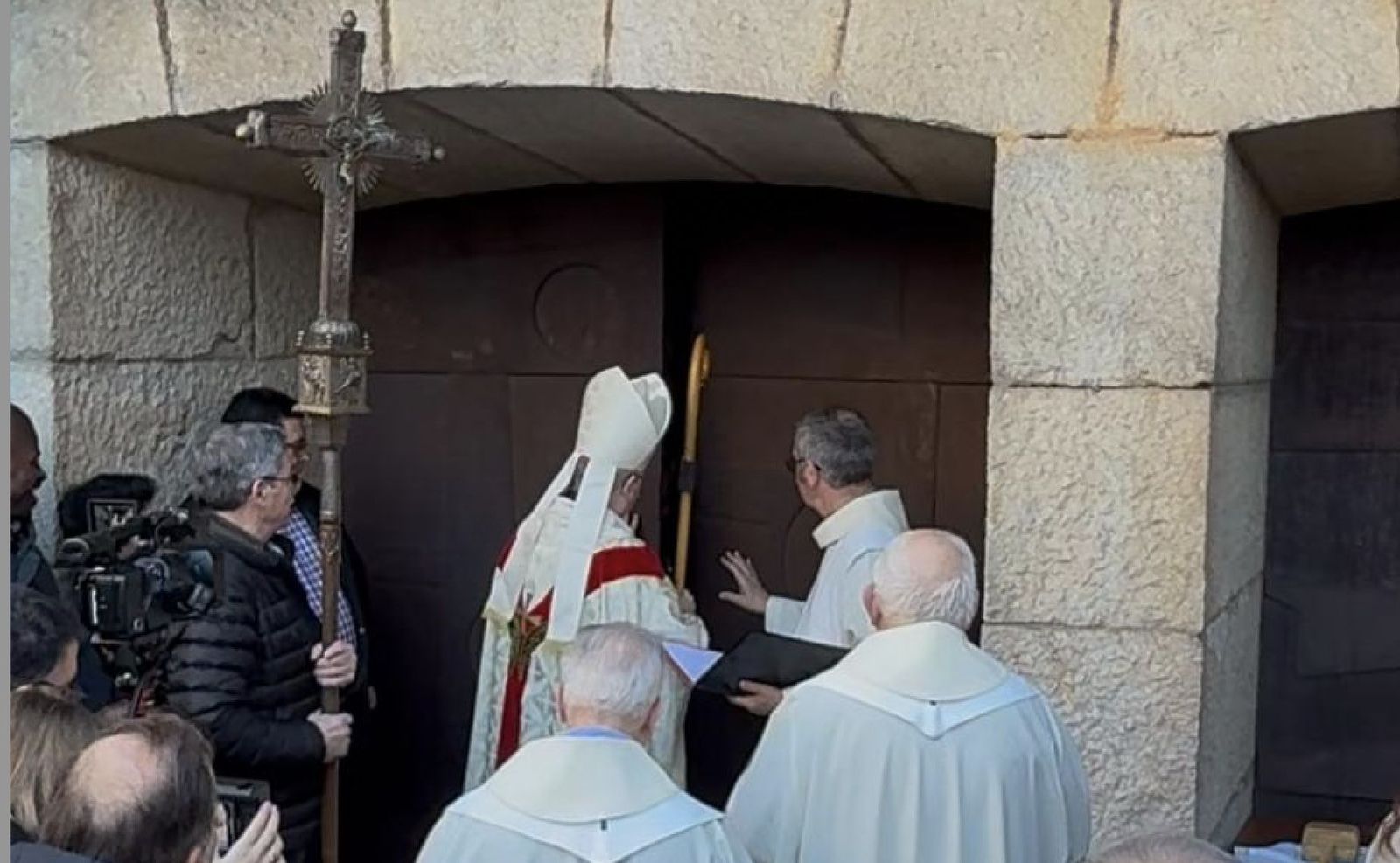 El obispo abre la puerta del santuario