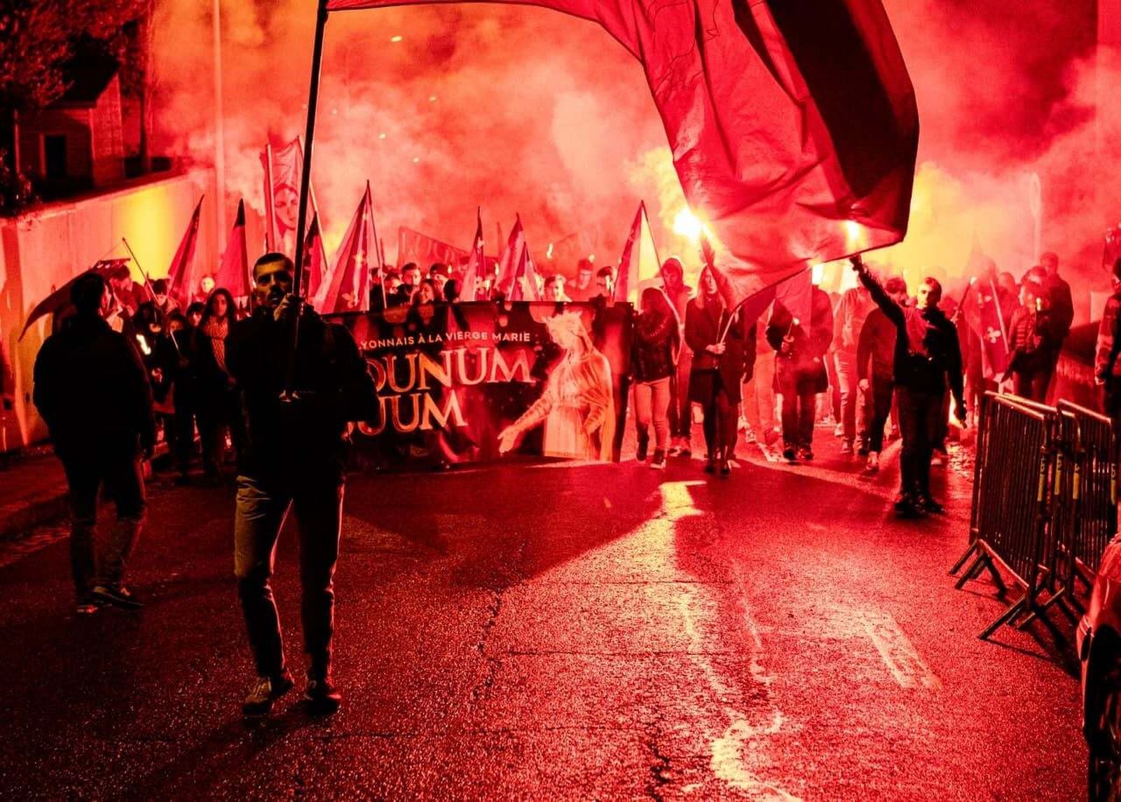 La 'procesión' ultra de la Inmaculada en Francia