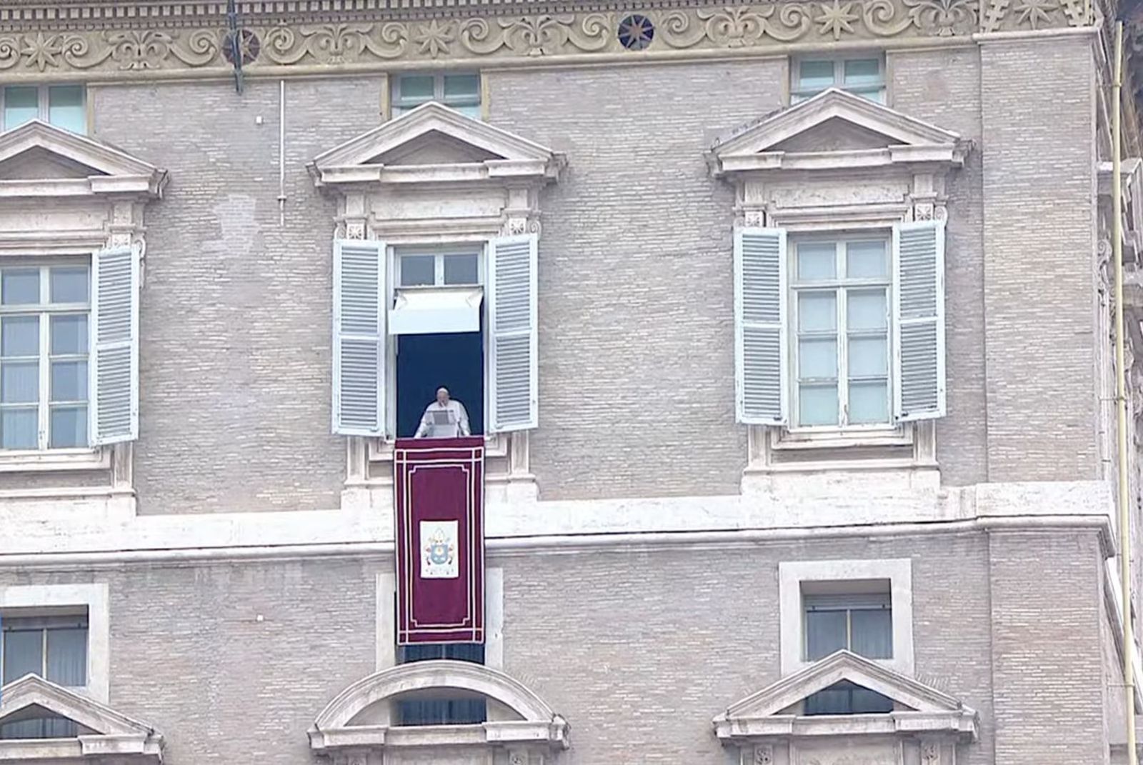 Francisco se asoma al balcón del Palacio Apostólico