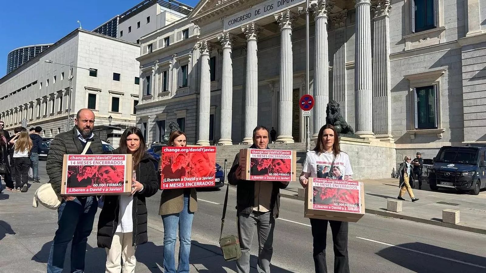 Familiares de Javier y David se concentran ante el Congreso de los Diputados