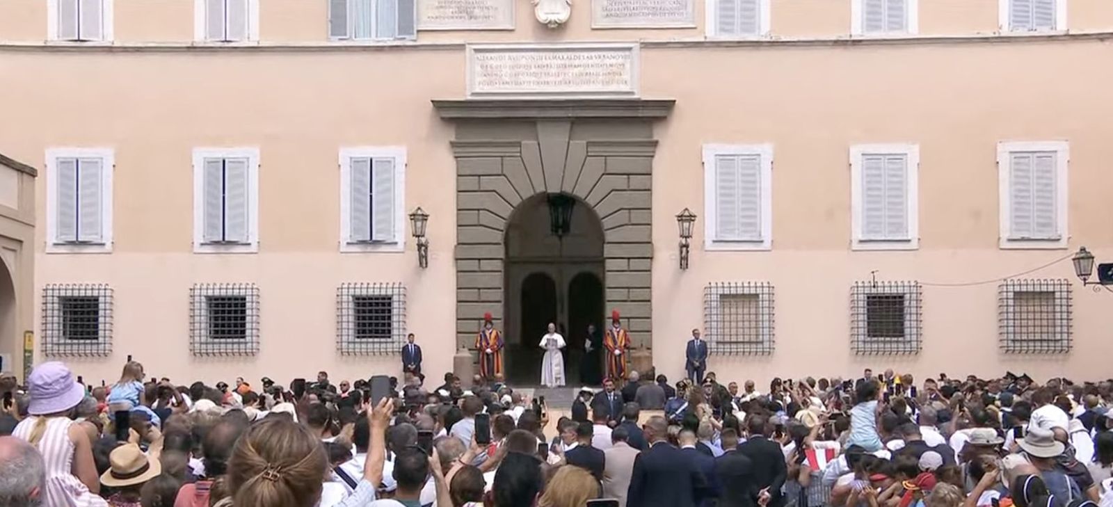 Prevost reza el Angelus en Castel Gandolfo
