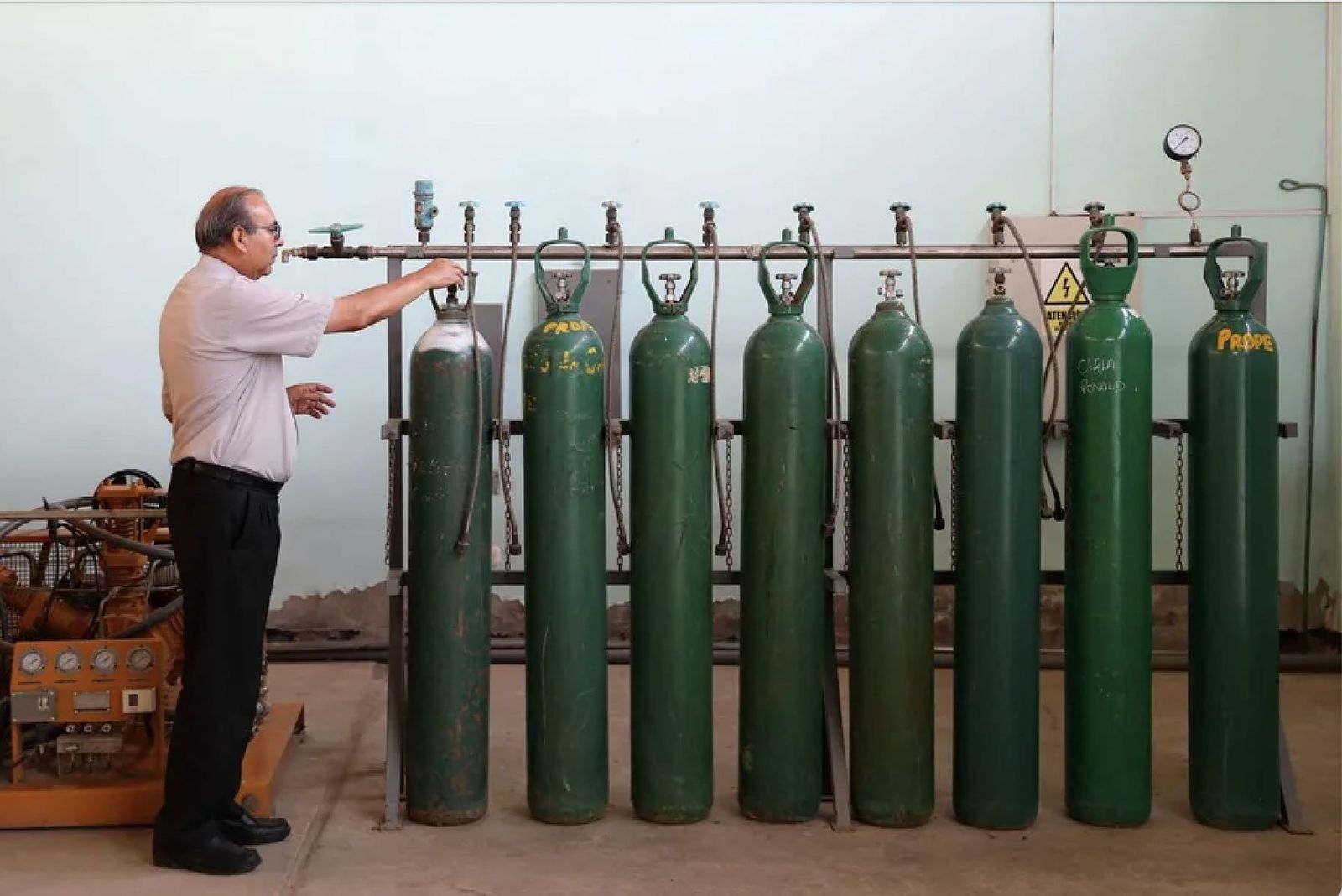 El secretario general de Cáritas Chiclayo muestra una planta de oxigeno que impulsó Prevost