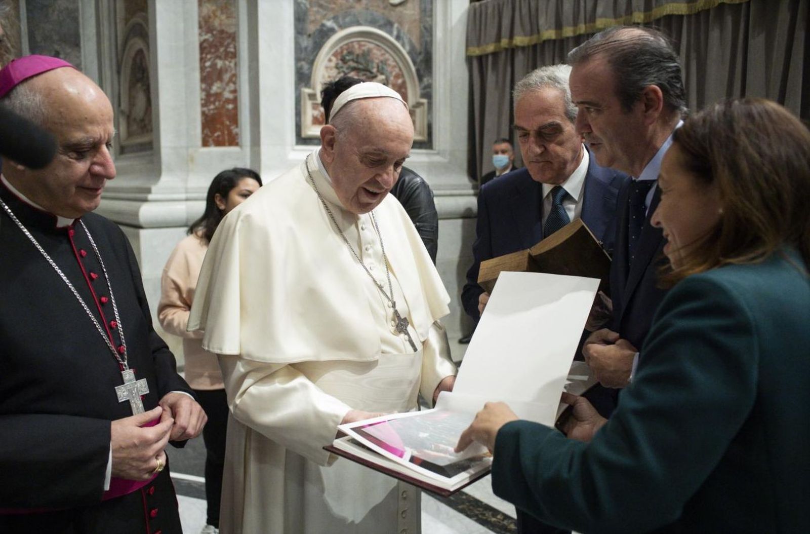 Francisco recibe álbum