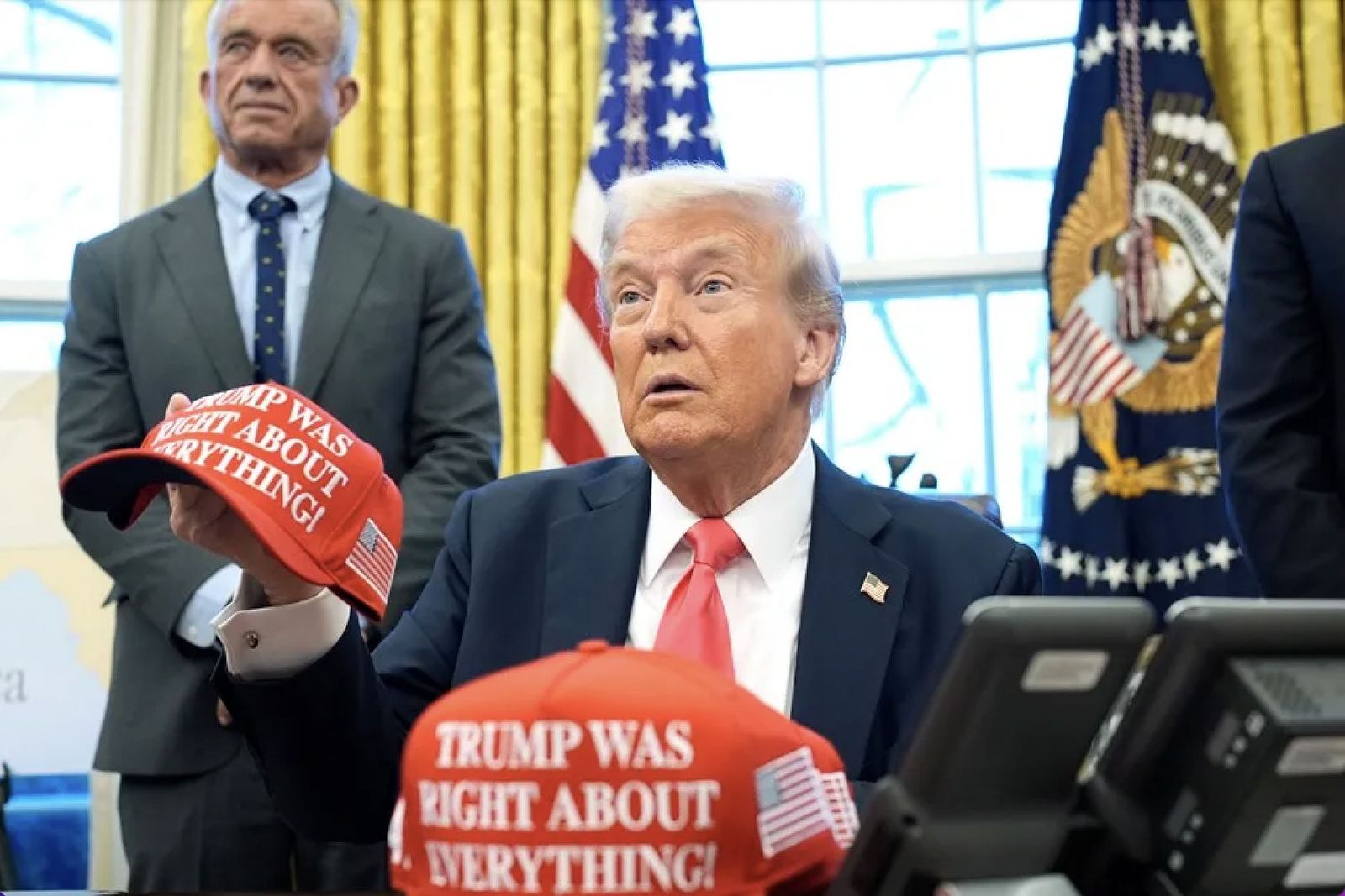 "Trump tenía razón en todo", la nueva gorra de Trump