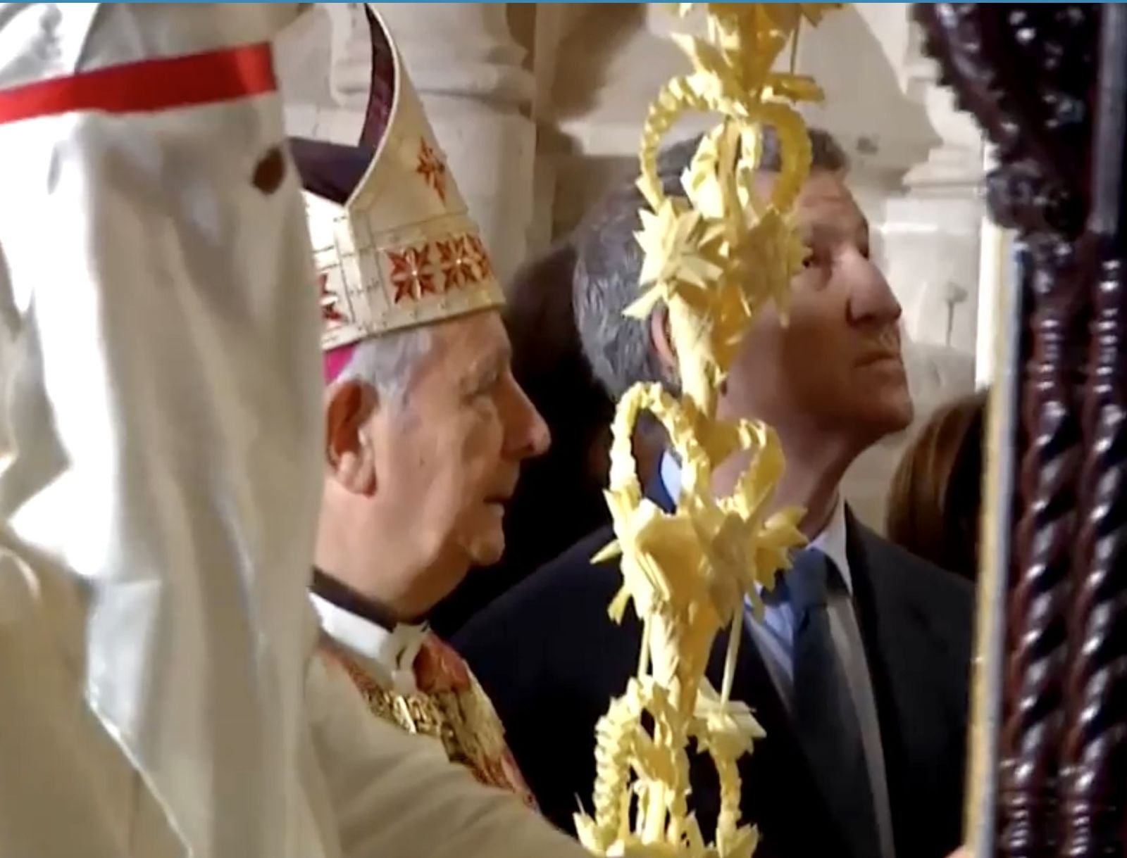 Feijóo, con el obispo de Salamanca, observa la salida del paso