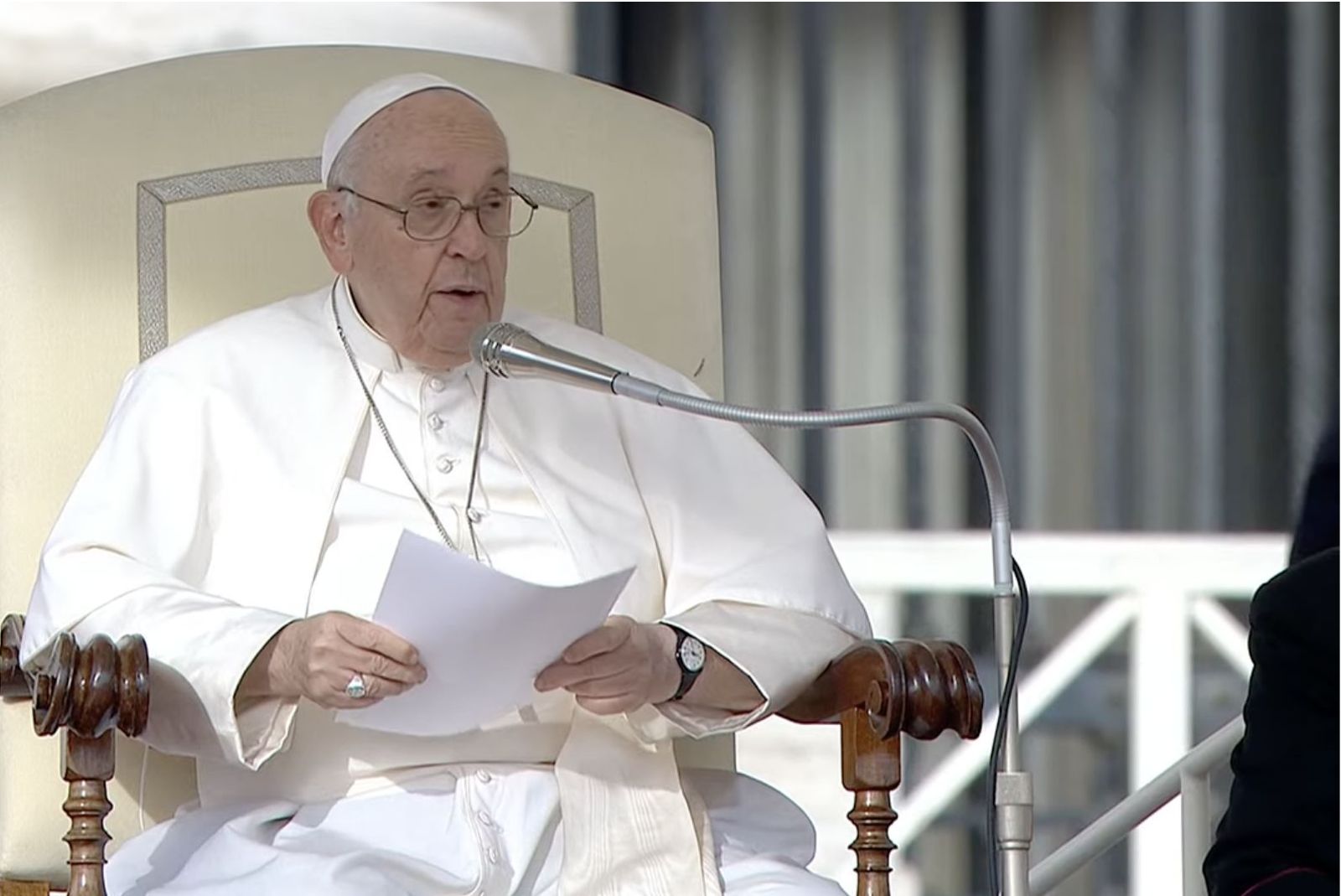 Fieles en la plaza de san Pedro para la audiencia general