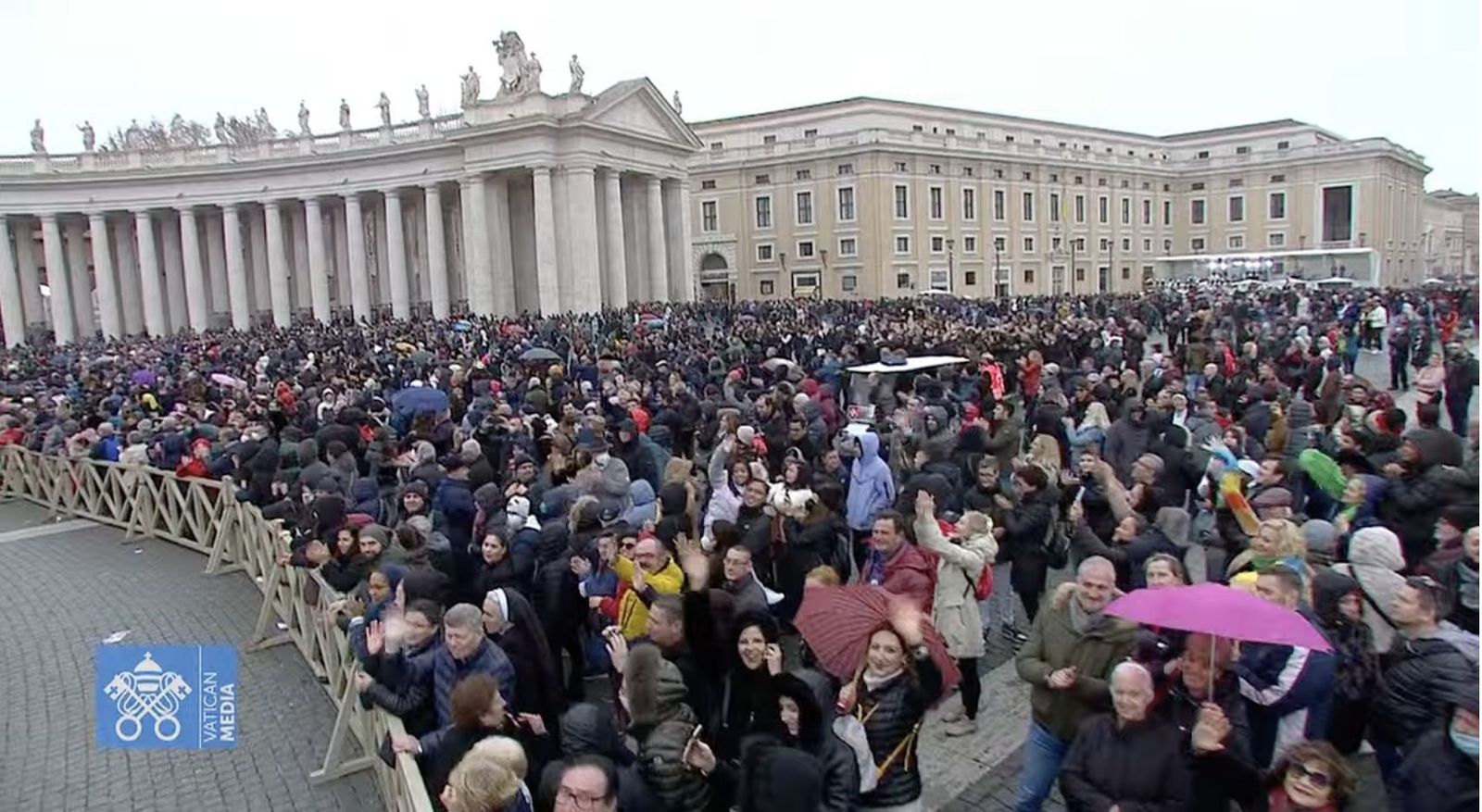 Fieles en la Plaza de San Pedro para escuchar el ángelus del Papa