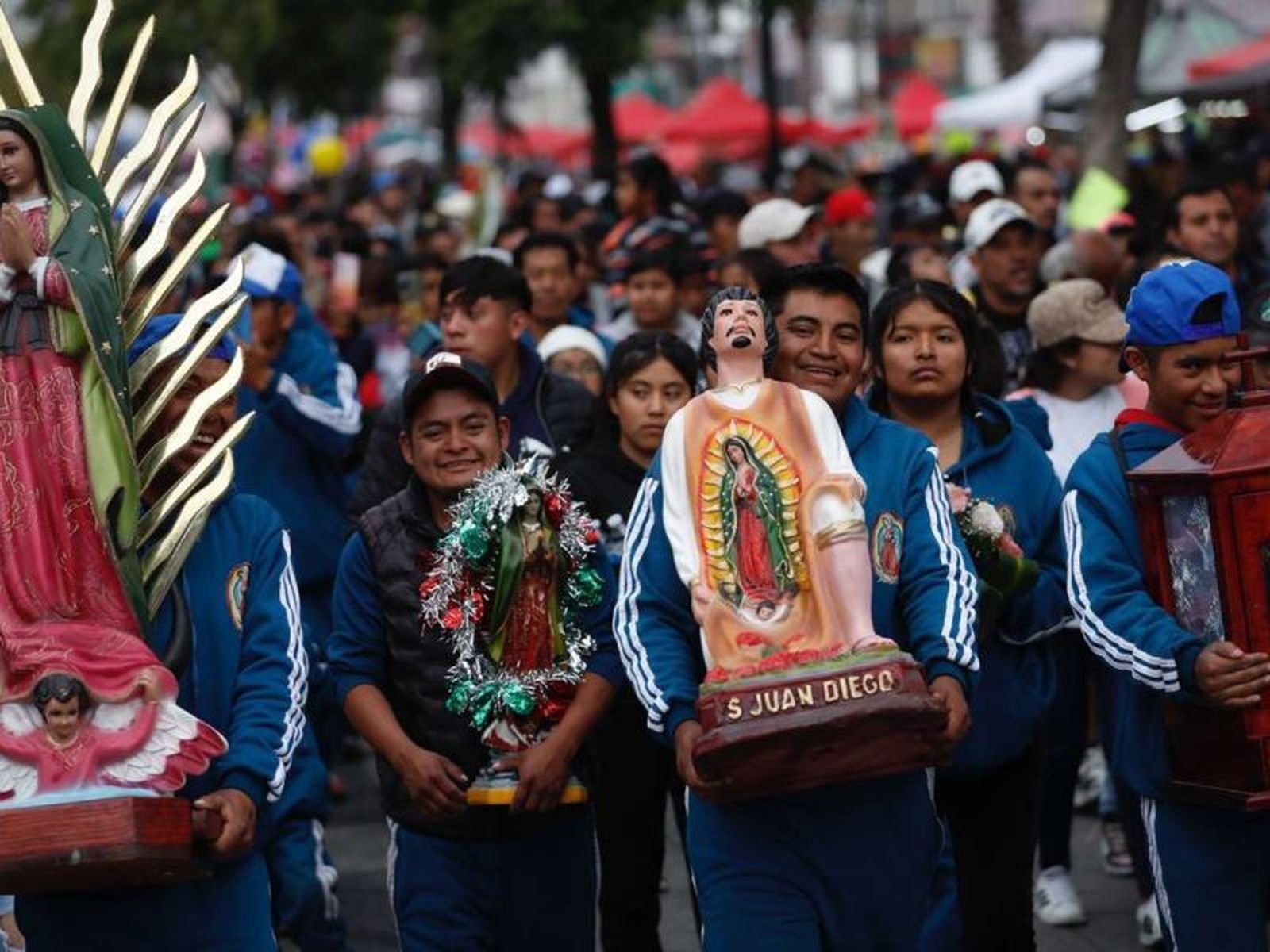 Peregrinos hacia la basílica de Guadalupe con la imagen de san Juan Diego