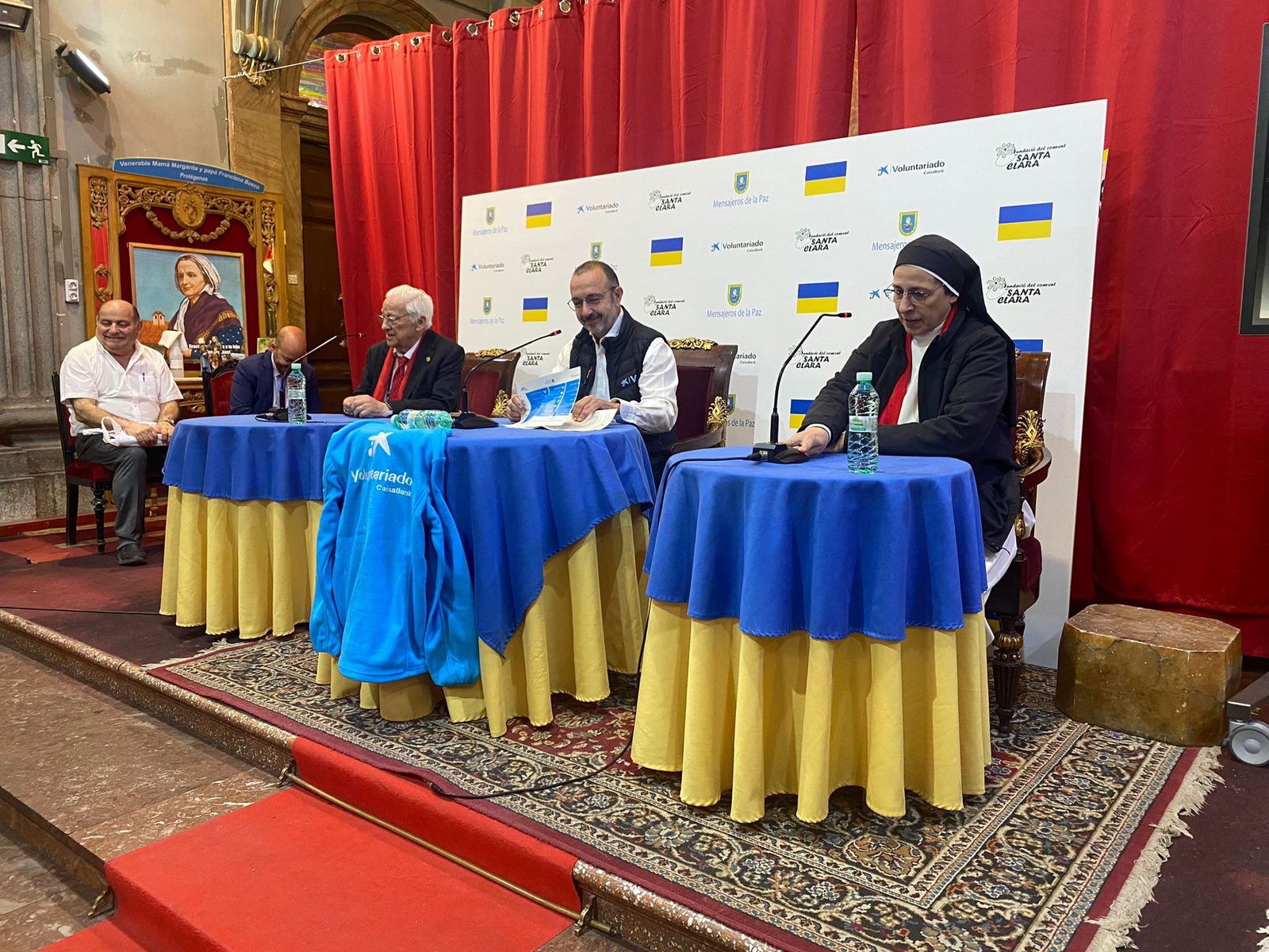 El reto se dobla: el padre Ángel y sor Lucía apuestan para conseguir 60 ambulancias para Ucrania