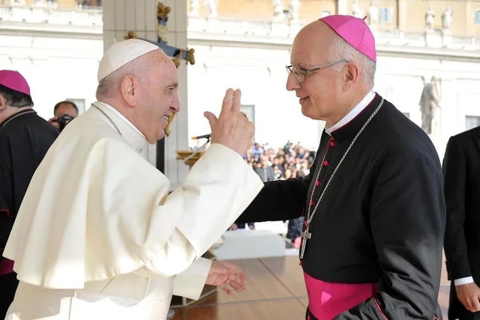 Papa Francisco y Santiago Olivera, obispo castrense