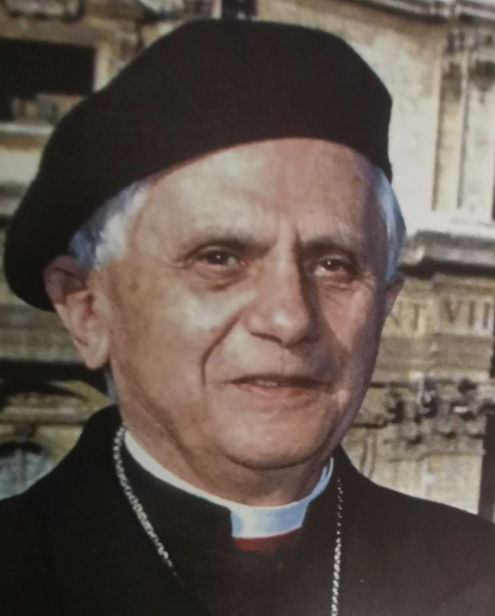 Cardenal Ratzinger con boina