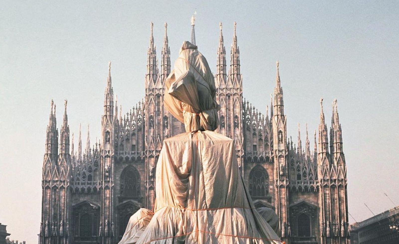 Vittorio Emanuele 'envuelto' en Milán. Christo
