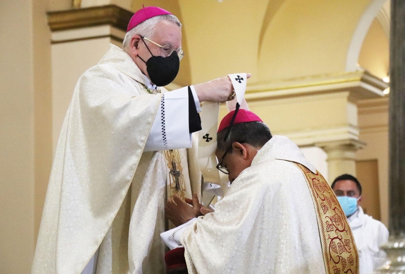 Arzobispo recibe el palio