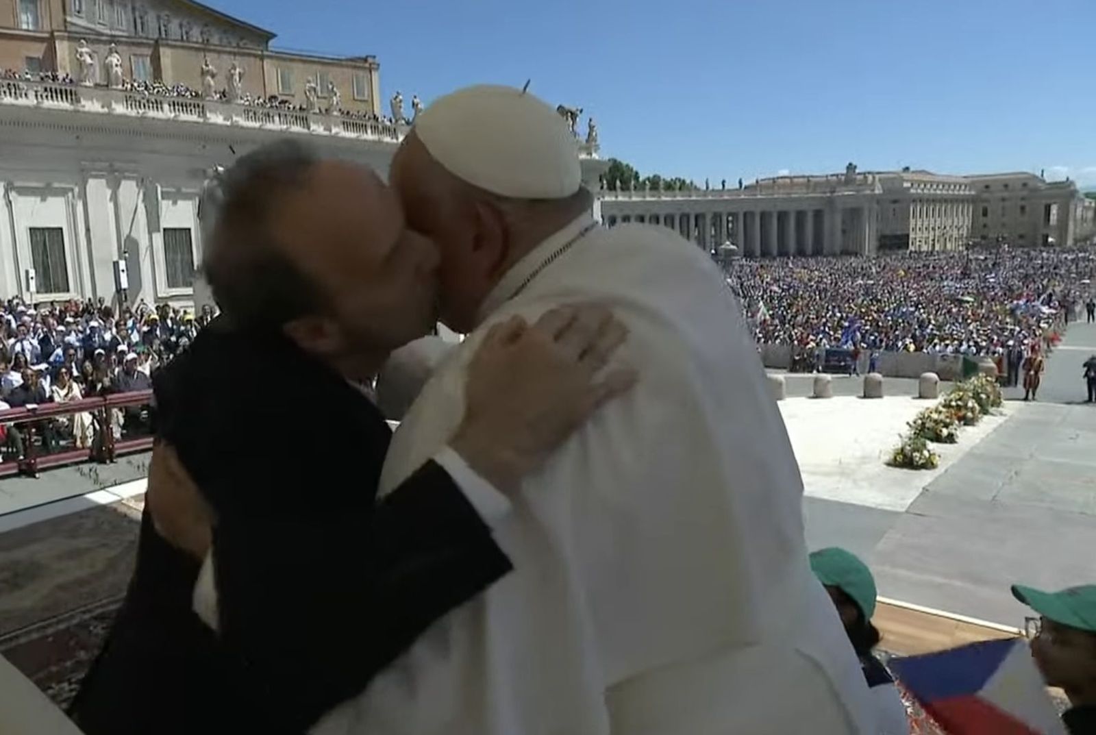 El beso de Begnini al Papa