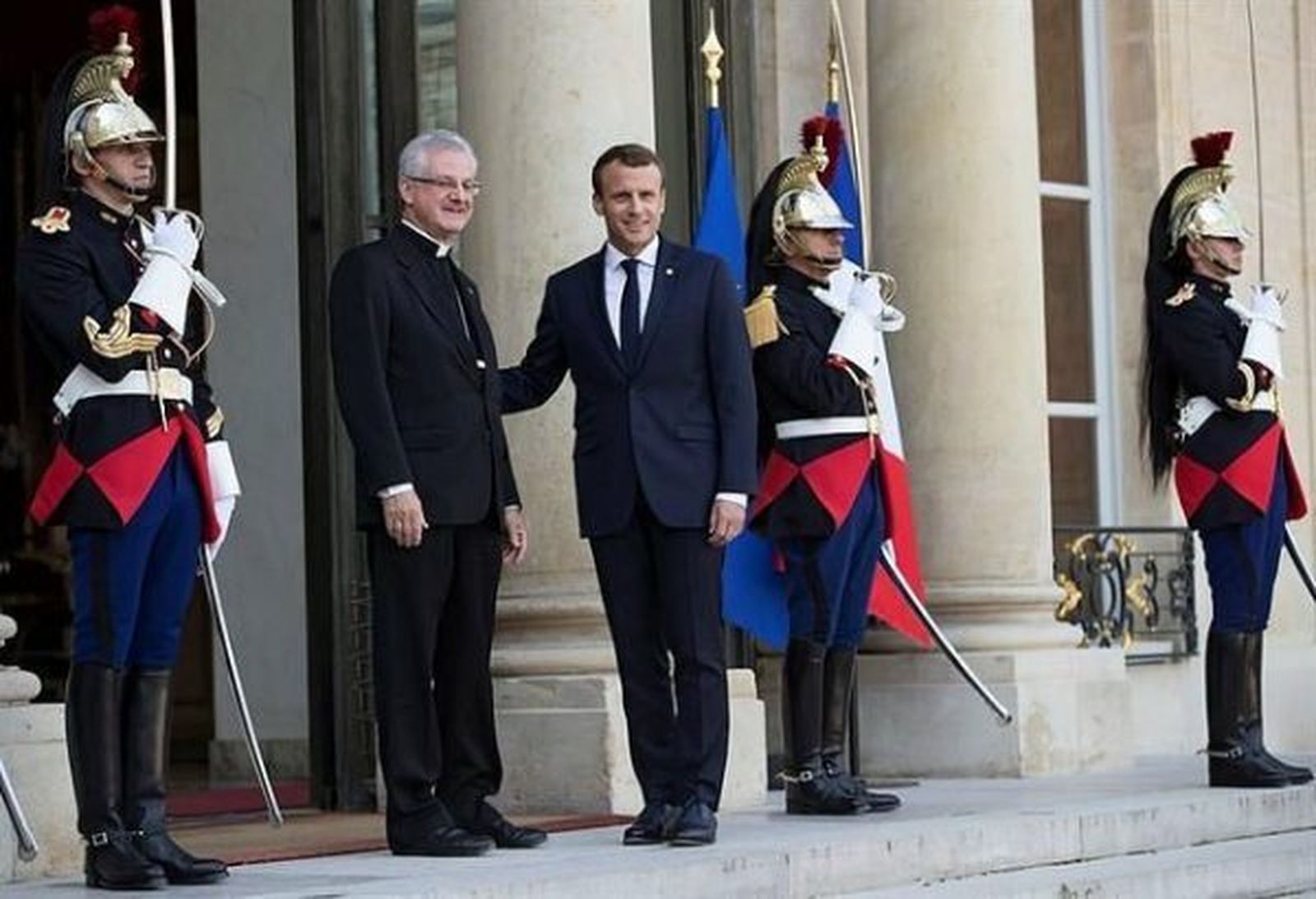 El arzobispo Joan-Enric Vives con el presidente Macron