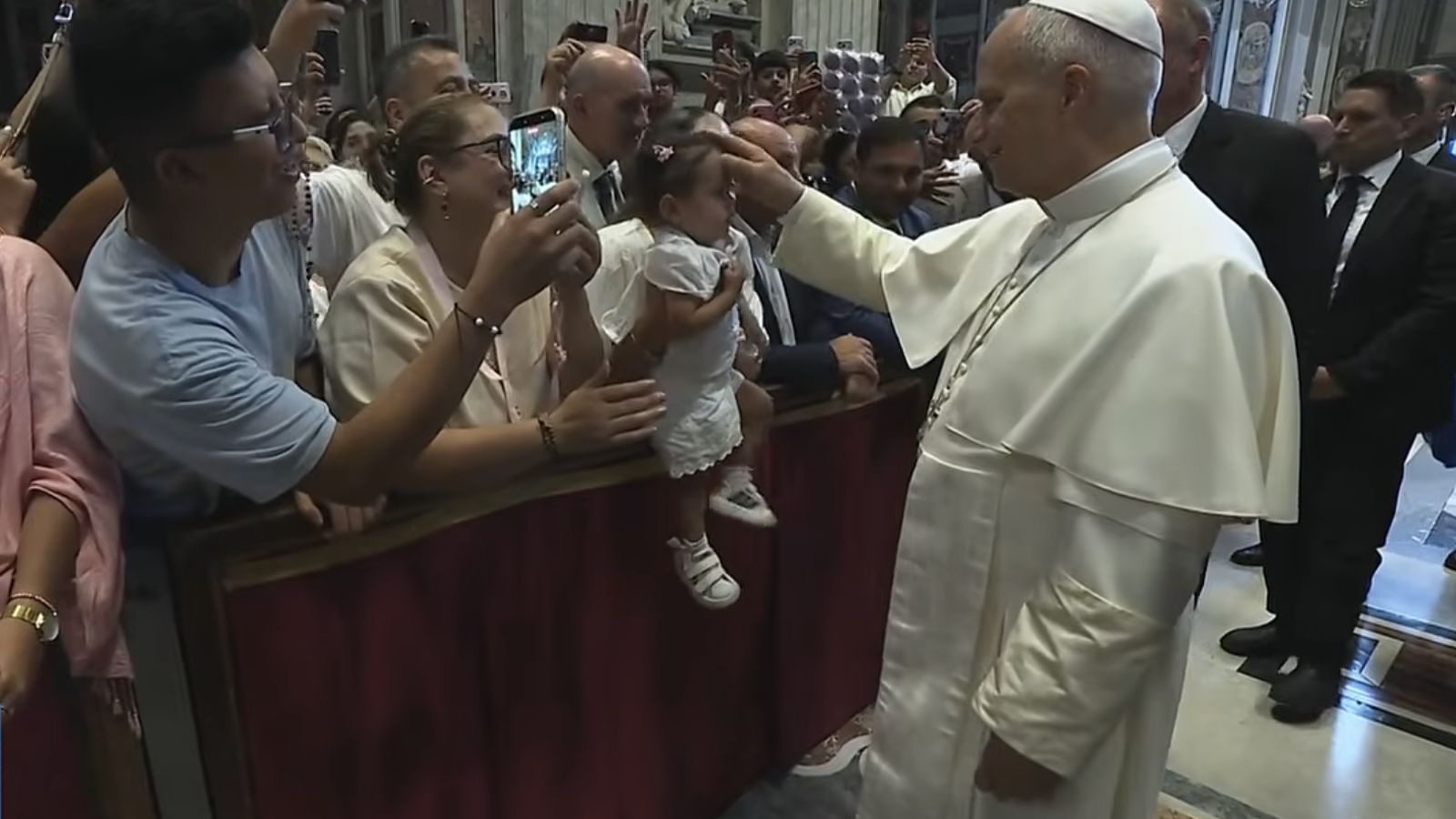 El Papa bendice a un niño en la audiencia general en San Pedro