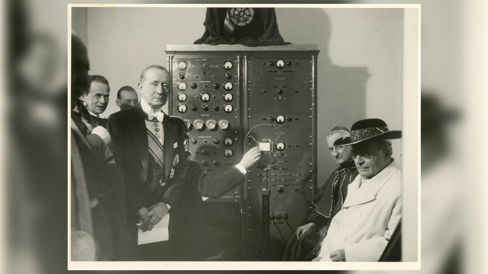 Marconi, con Pío XI, en la inauguración de Radio Vaticana