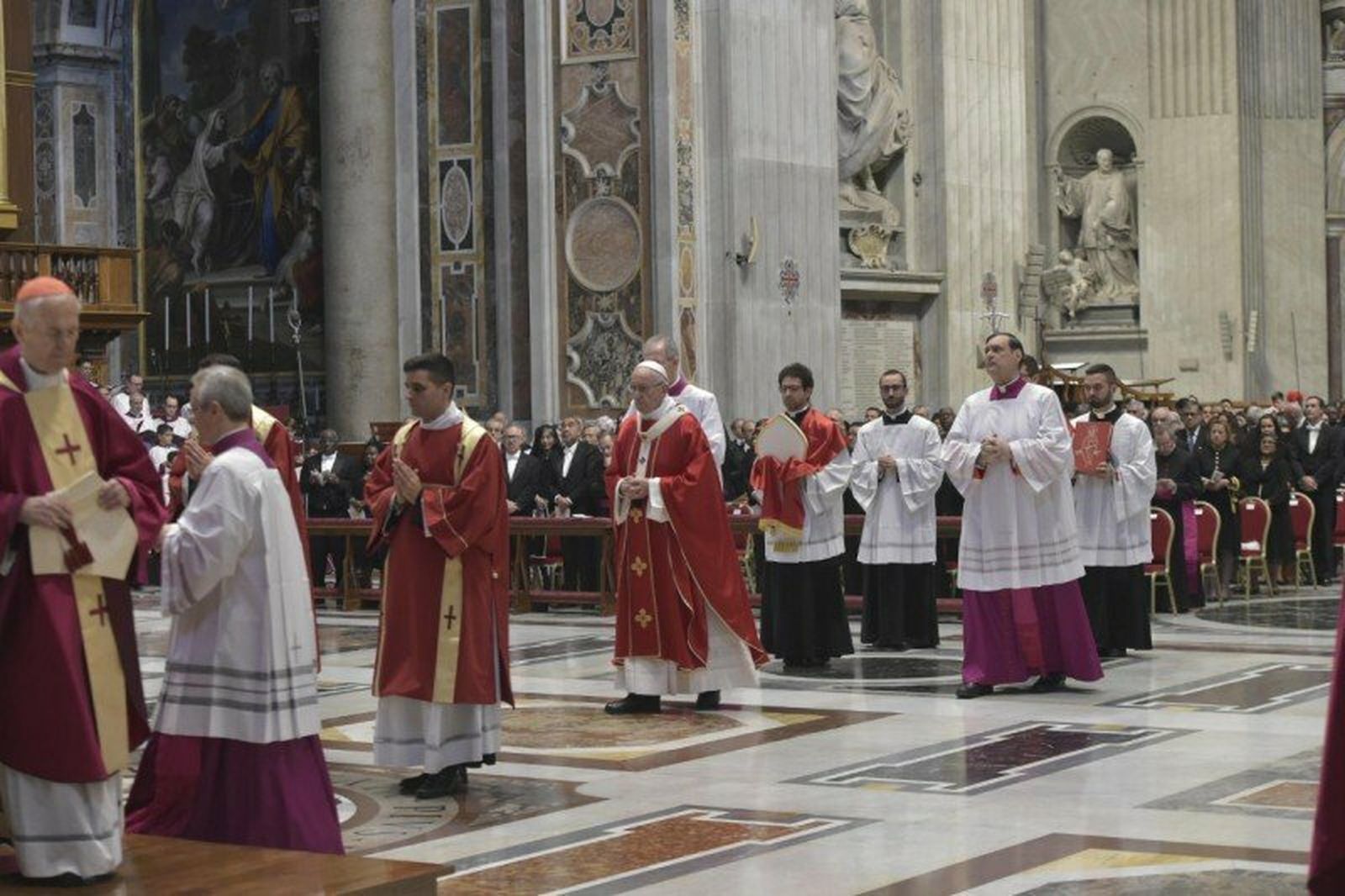Procesión papal hacia el altar