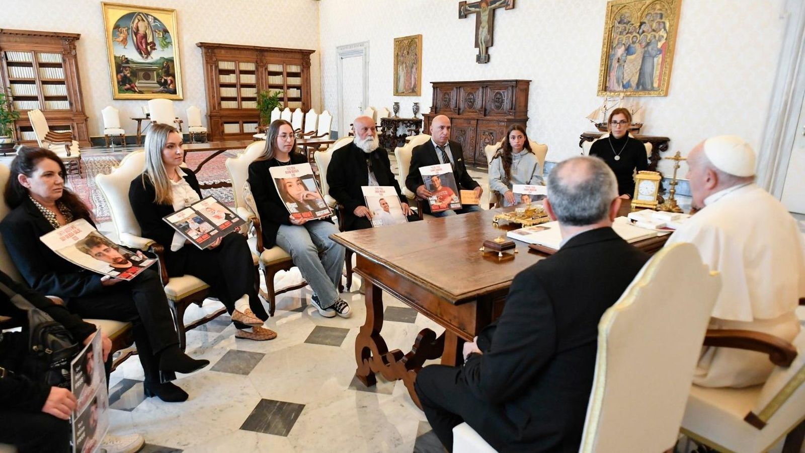 El Papa, con los familiares de rehenes