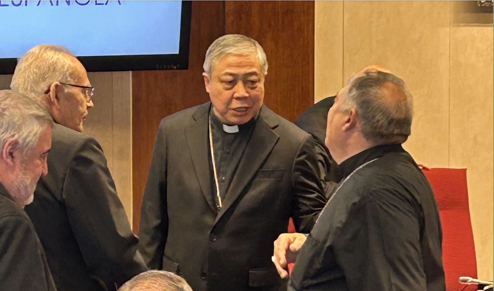 Obispos despidiéndose del nuncio Auza