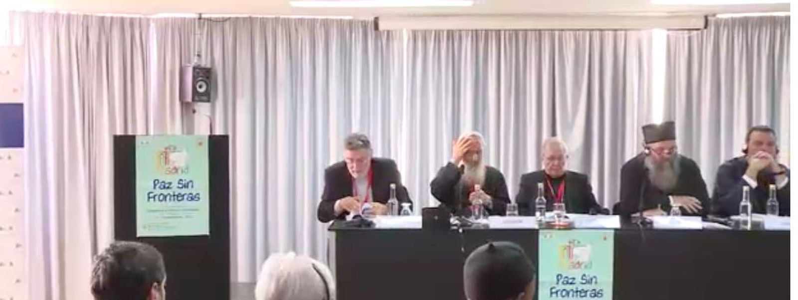 Mesa redonda con representantes de varias confesiones religiosas