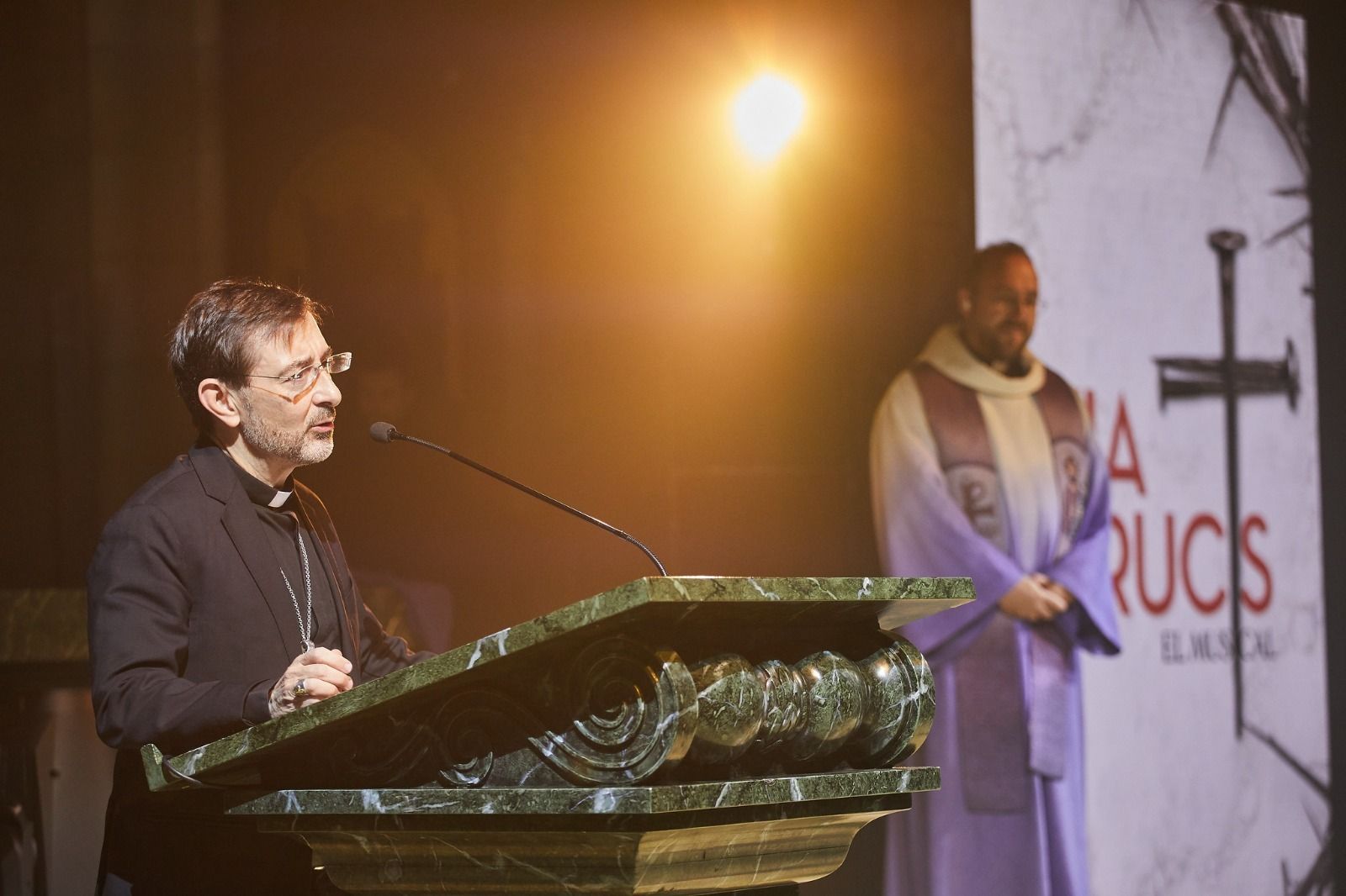 José Cobo, con Toño Casado, al término del Vía Crucis en La Almudena