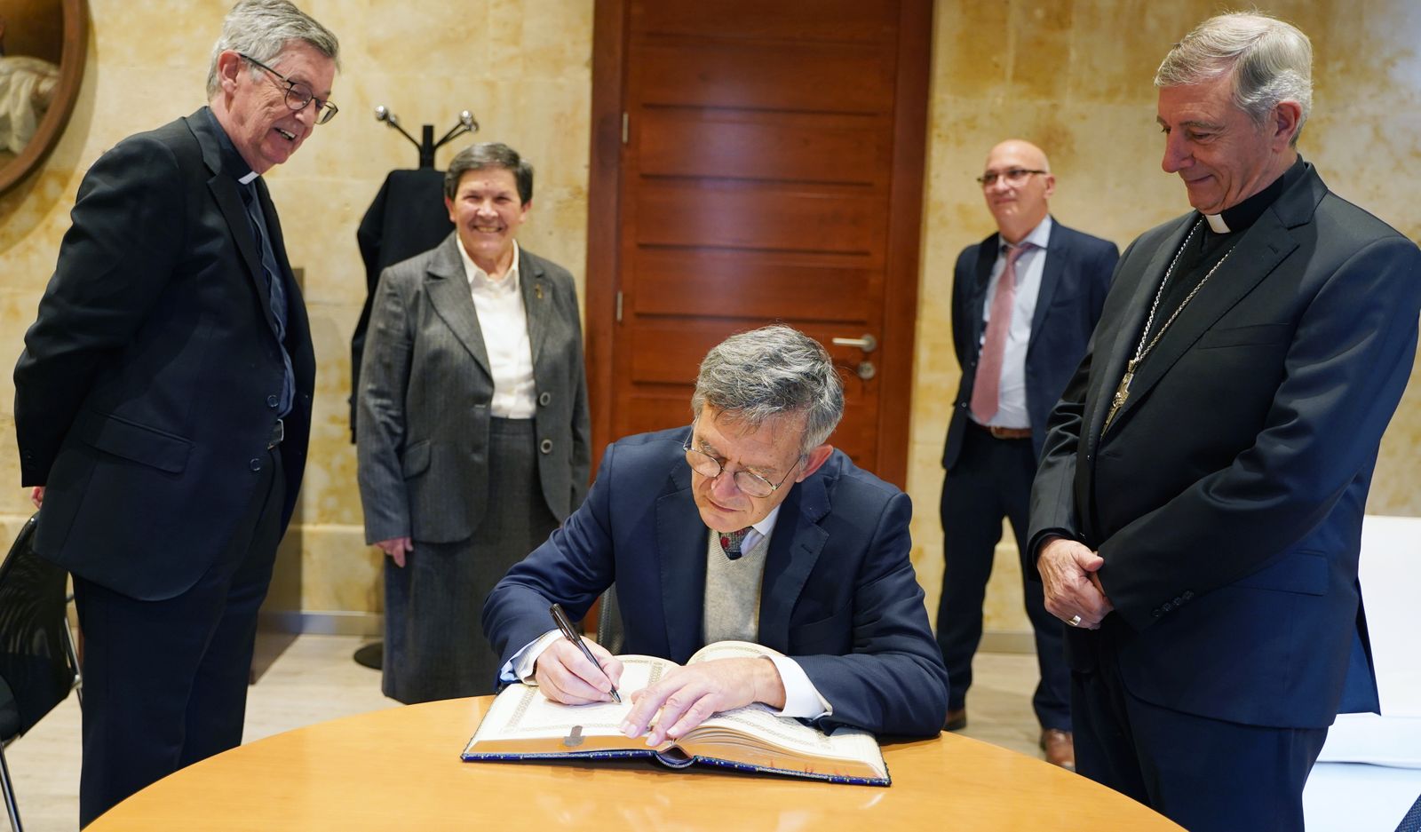 Ruffini firma en el libro de honor de la UPSA