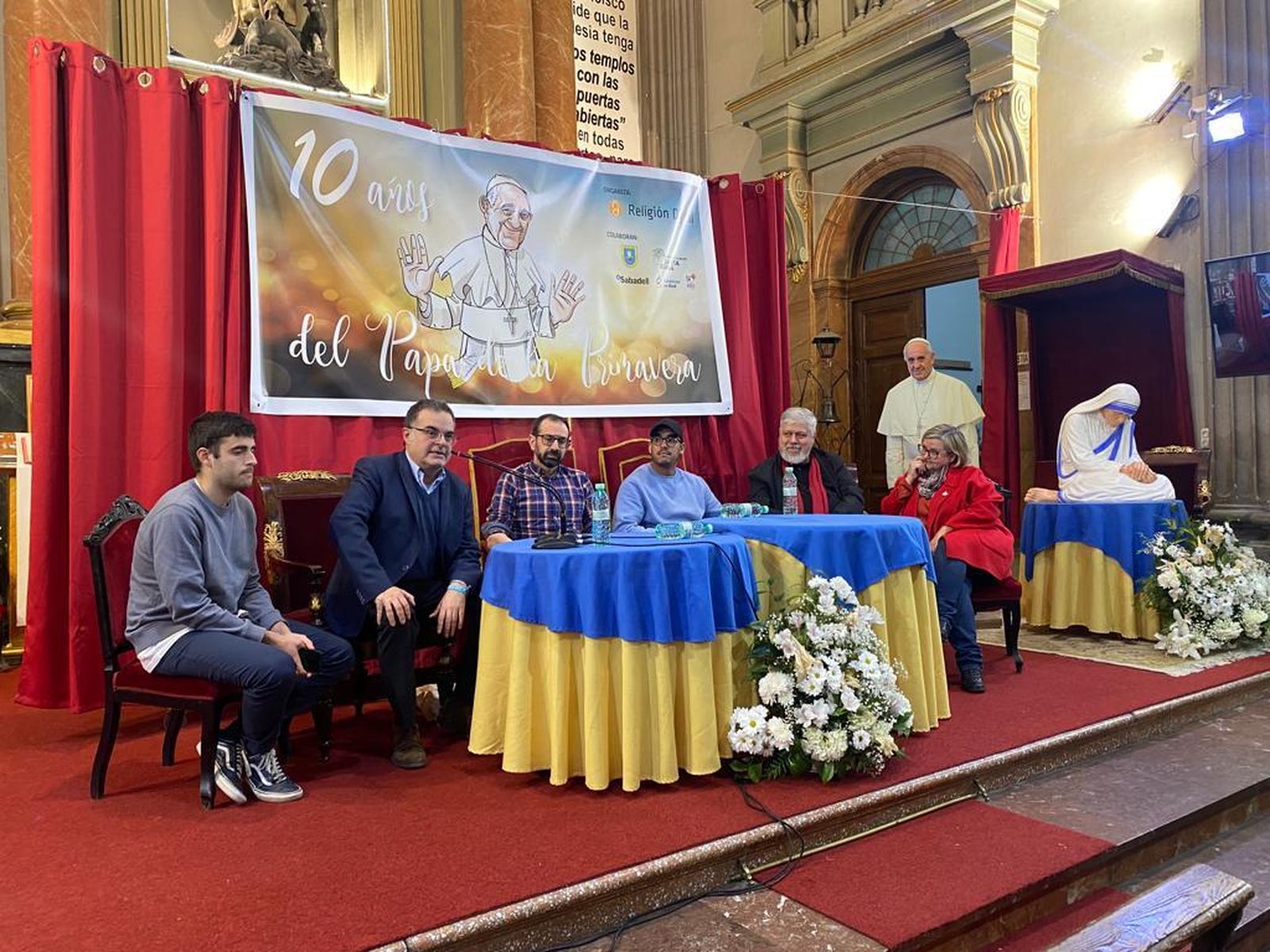 Los participantes en la mesa de experiencias en la jornada de clausura de la 'Semana de Francisco'