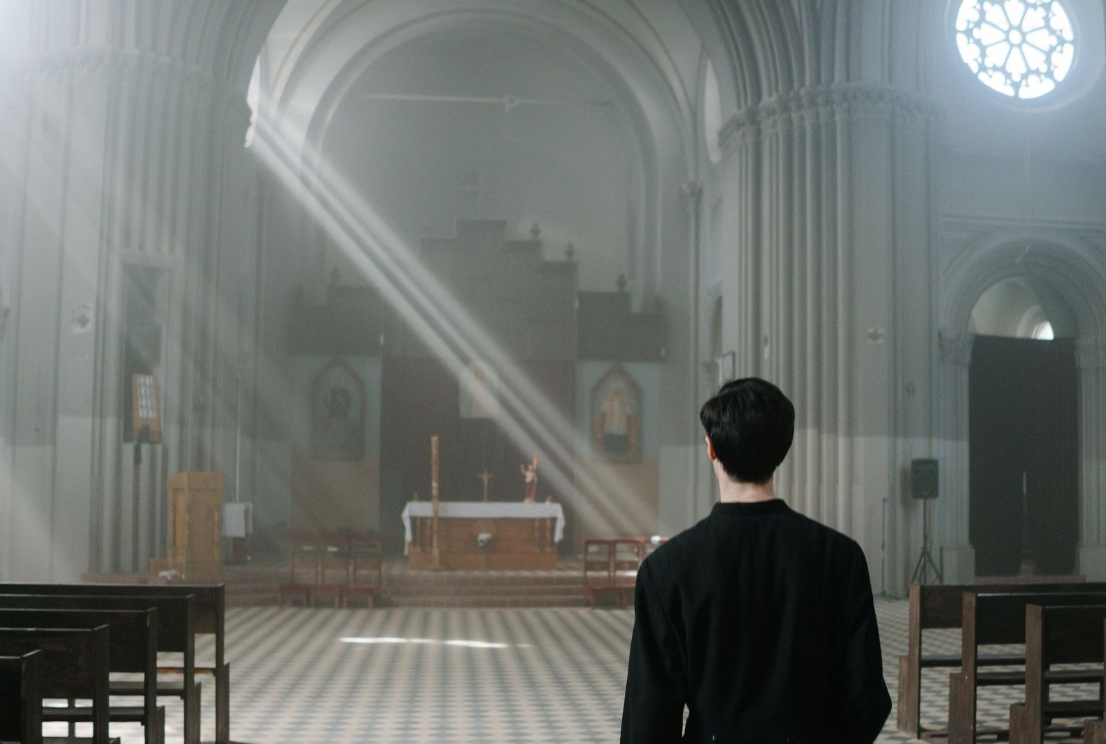 Un seminarista en una iglesia