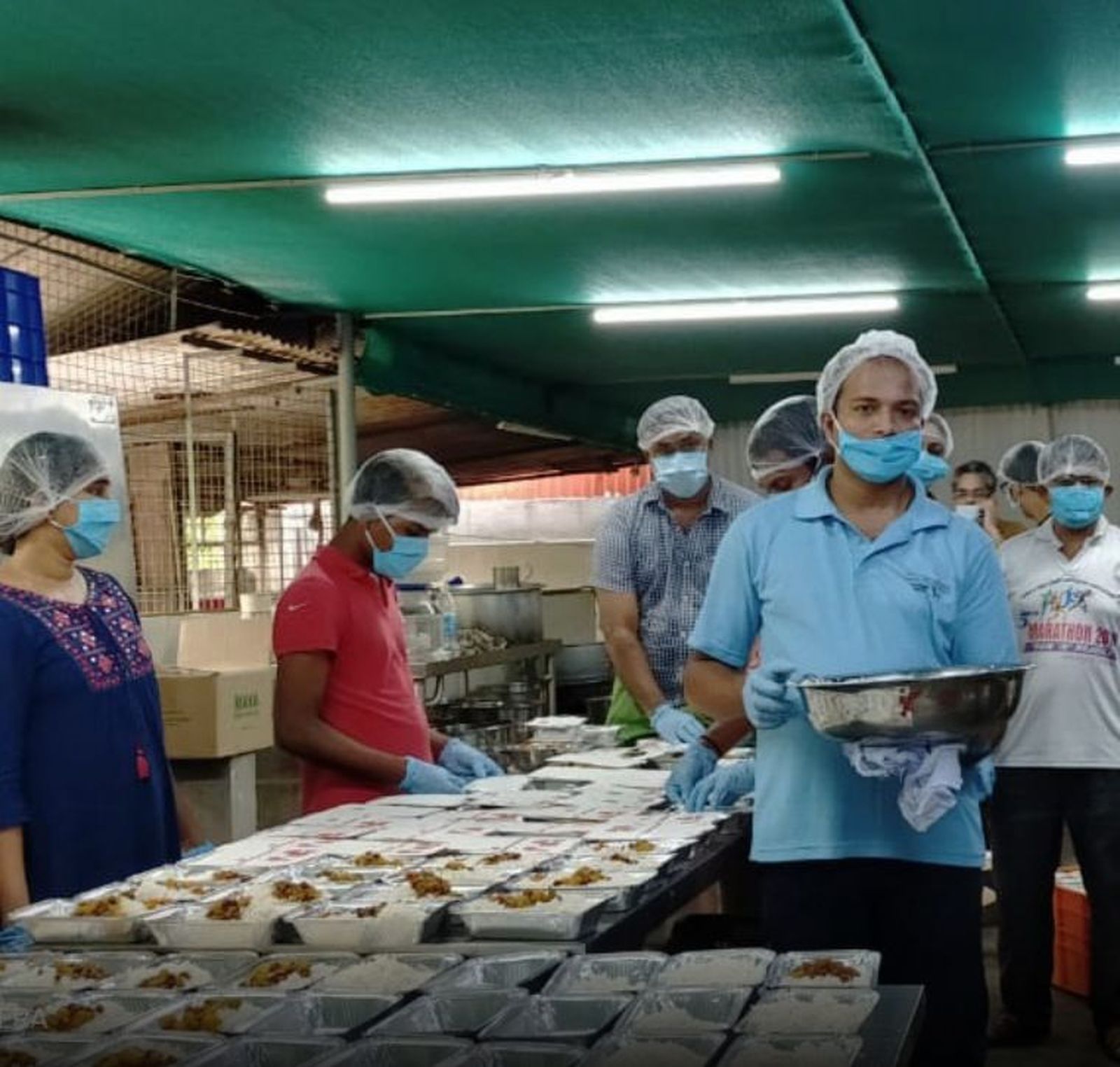 Misioneros Salesianos. Reparto de comida
