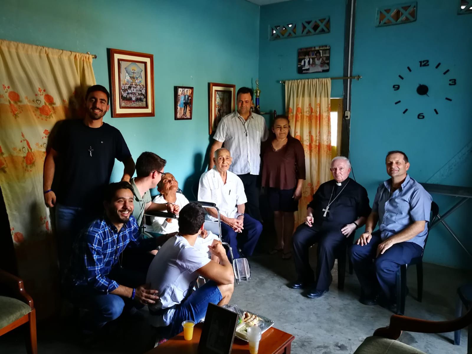 El cardenal Cañizares visita enfermos en Manta, Ecuador